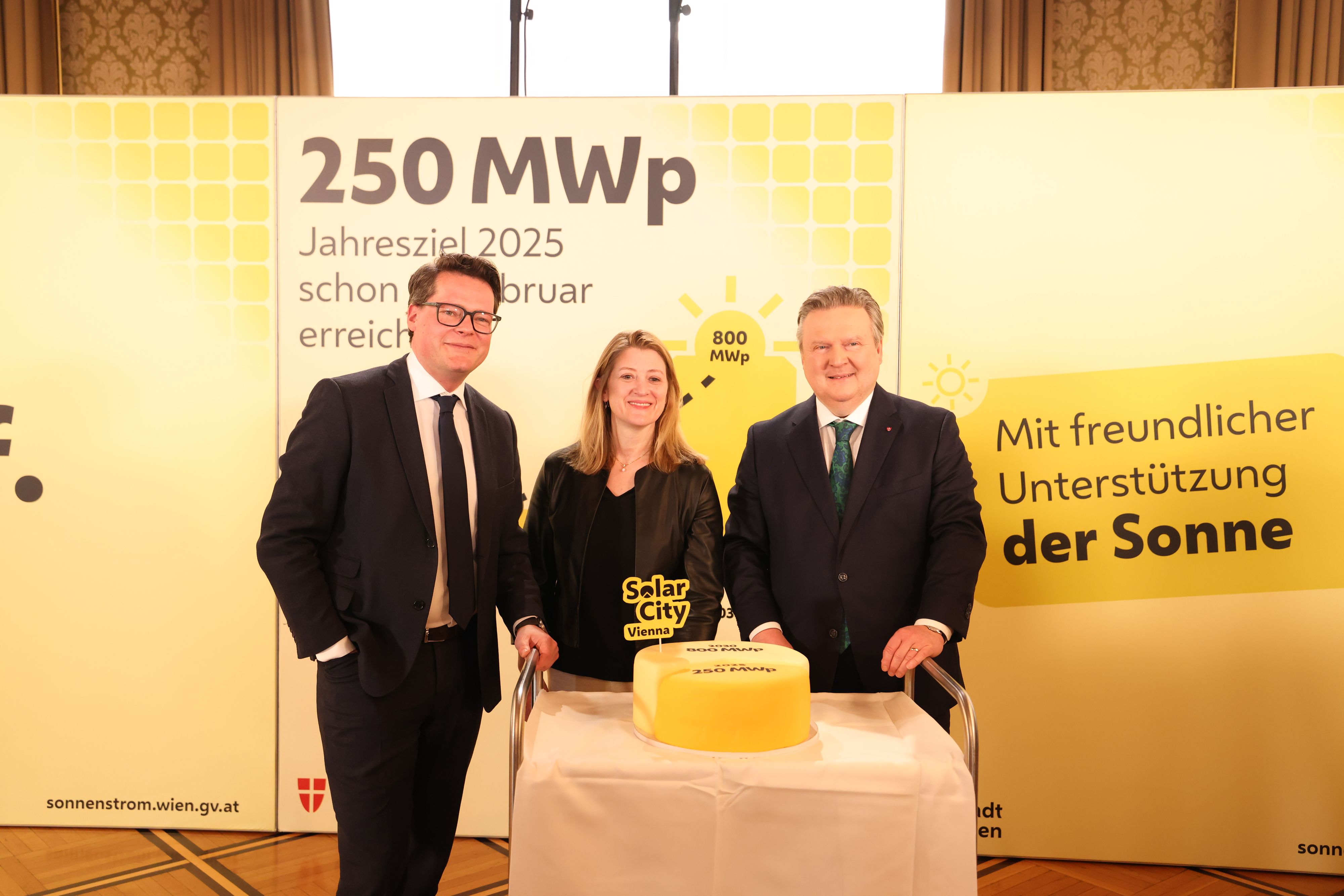Klimastadtrat Jürgen Czernohorszky. Vizebürgermeisterin Bettina Emmerling und Bürgermeister Michael Ludwig freuen sich über den Erfolg der Sonnenstromoffensive.