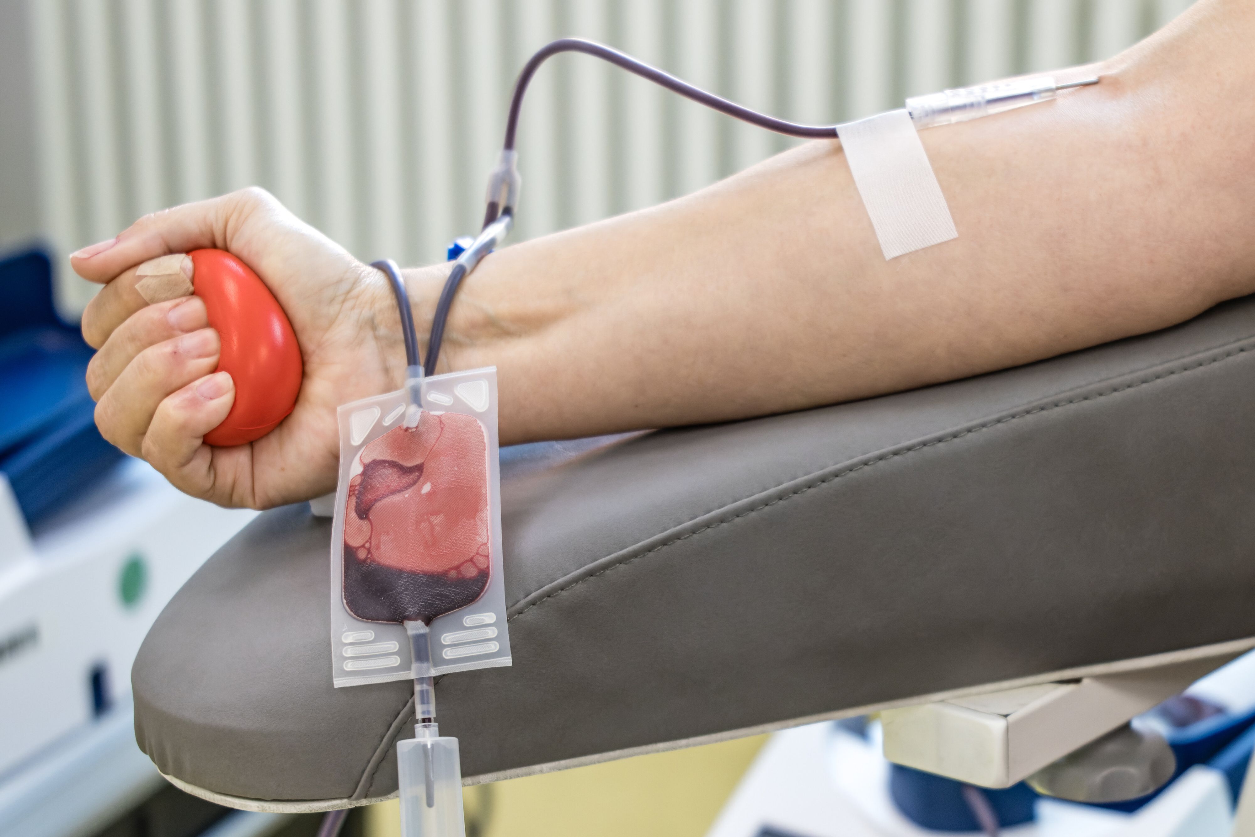 Wer regelmäßig Blut spendet, tut nicht nur anderen, sondern auch sich selbst Gutes.