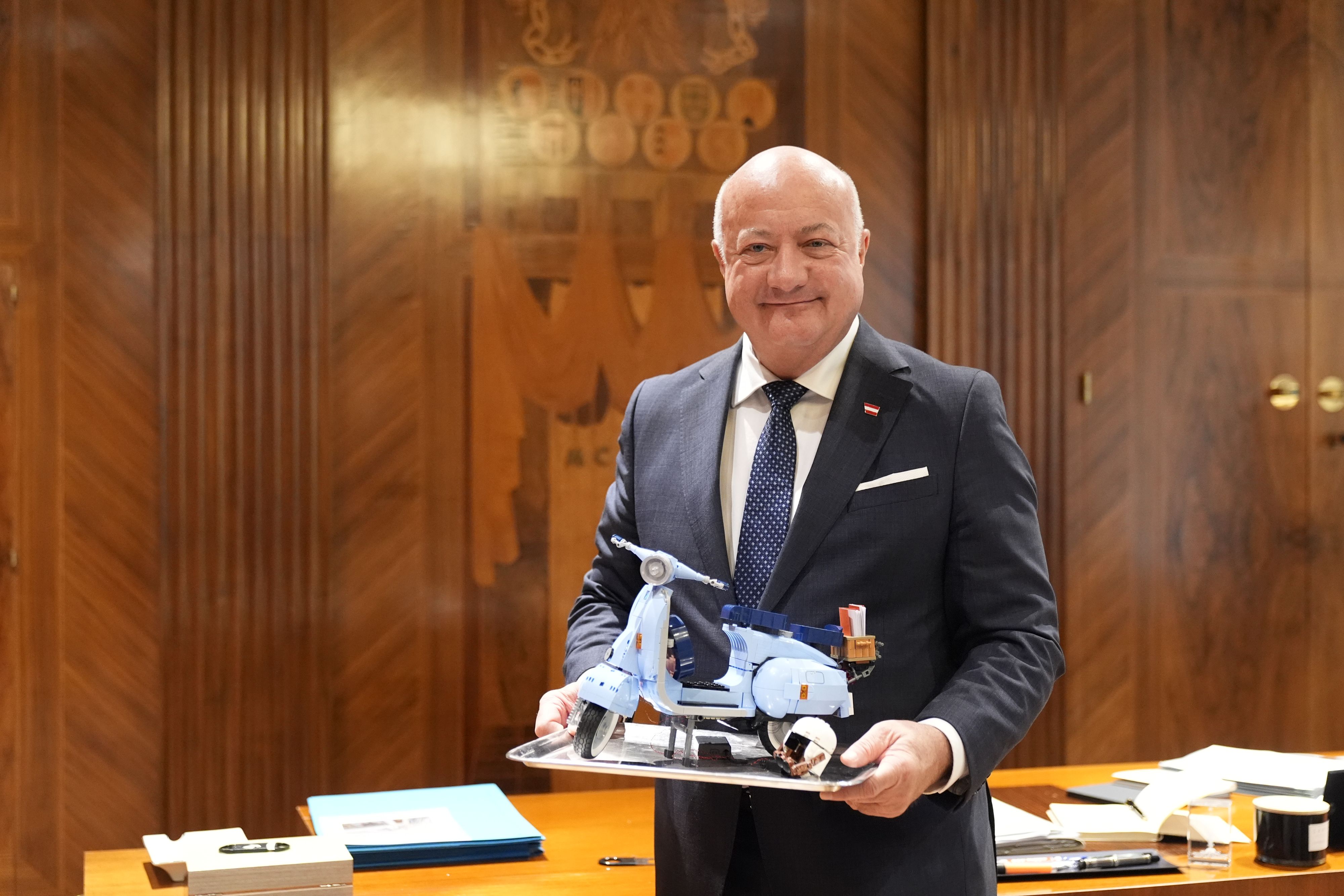 In der Politik gibt es keine Bauanleitung – auf dem Schreibtisch des Kanzlers aber schon: eine Lego-Vespa.