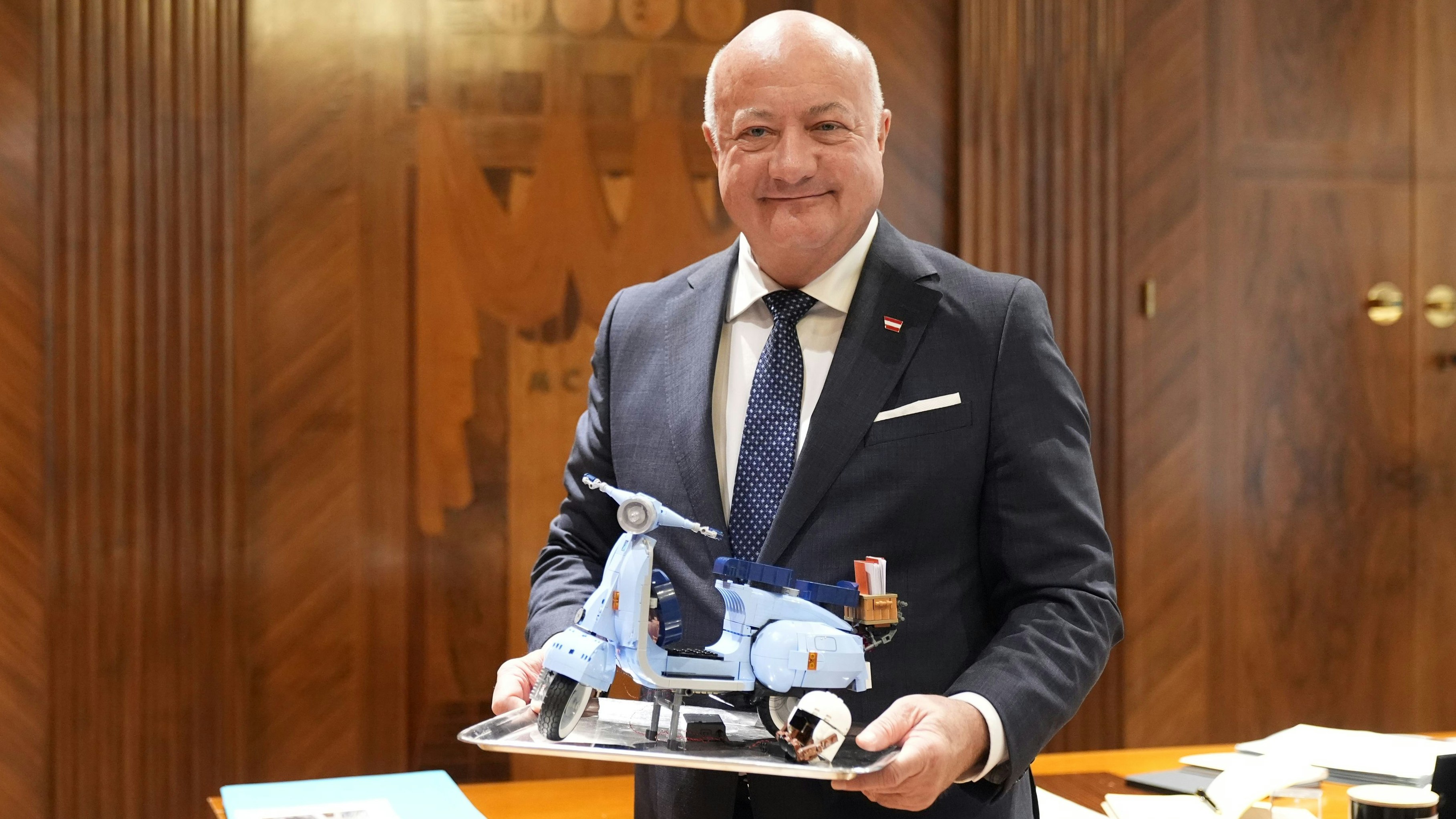 In der Politik gibt es keine Bauanleitung – auf dem Schreibtisch des Kanzlers aber schon: eine Lego-Vespa.