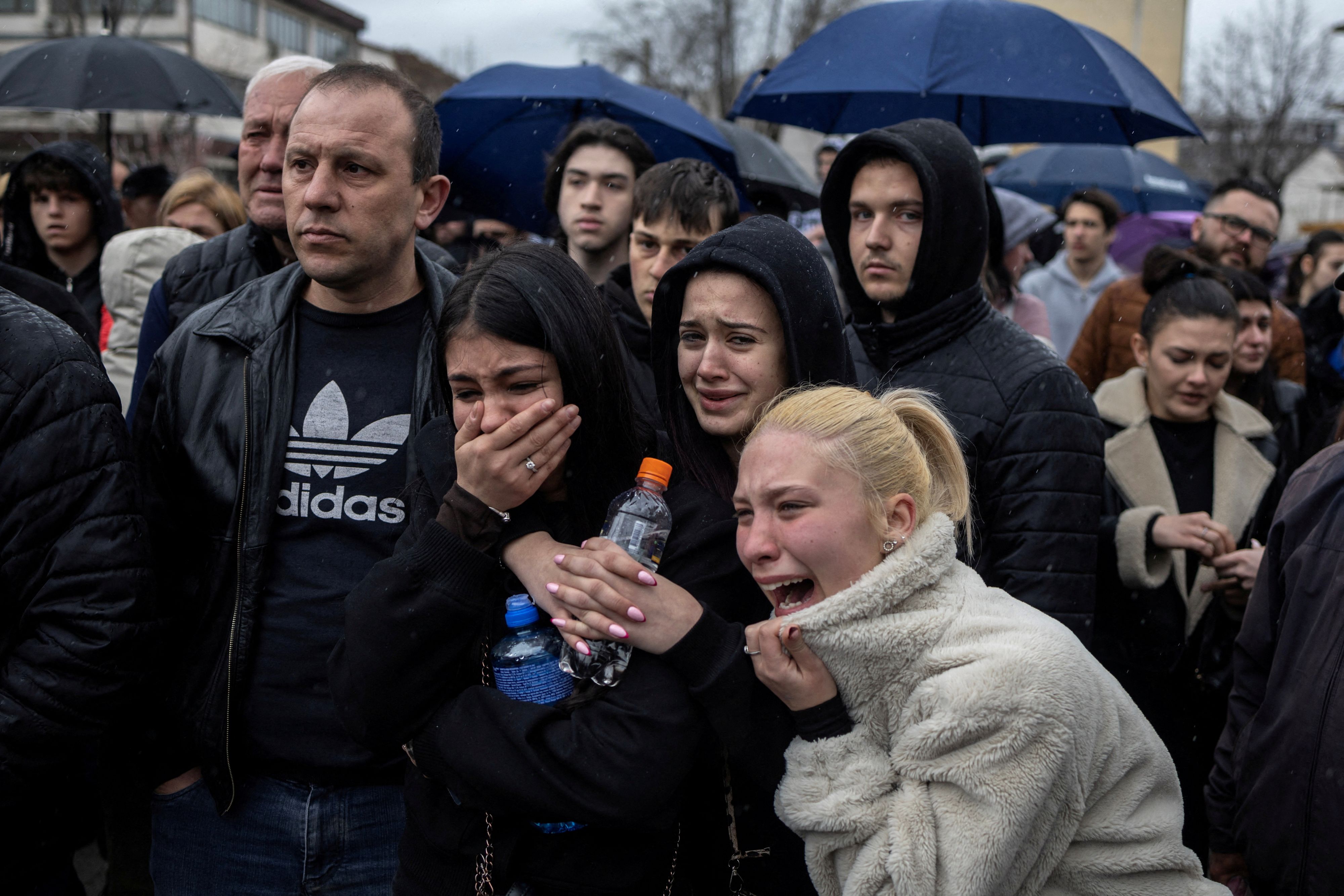 In einem Nachtclub in Kochani, Nordmazedonien, starben 59 Menschen bei einem Brand während eines Konzerts der Hip-Hop-Gruppe DNK.
