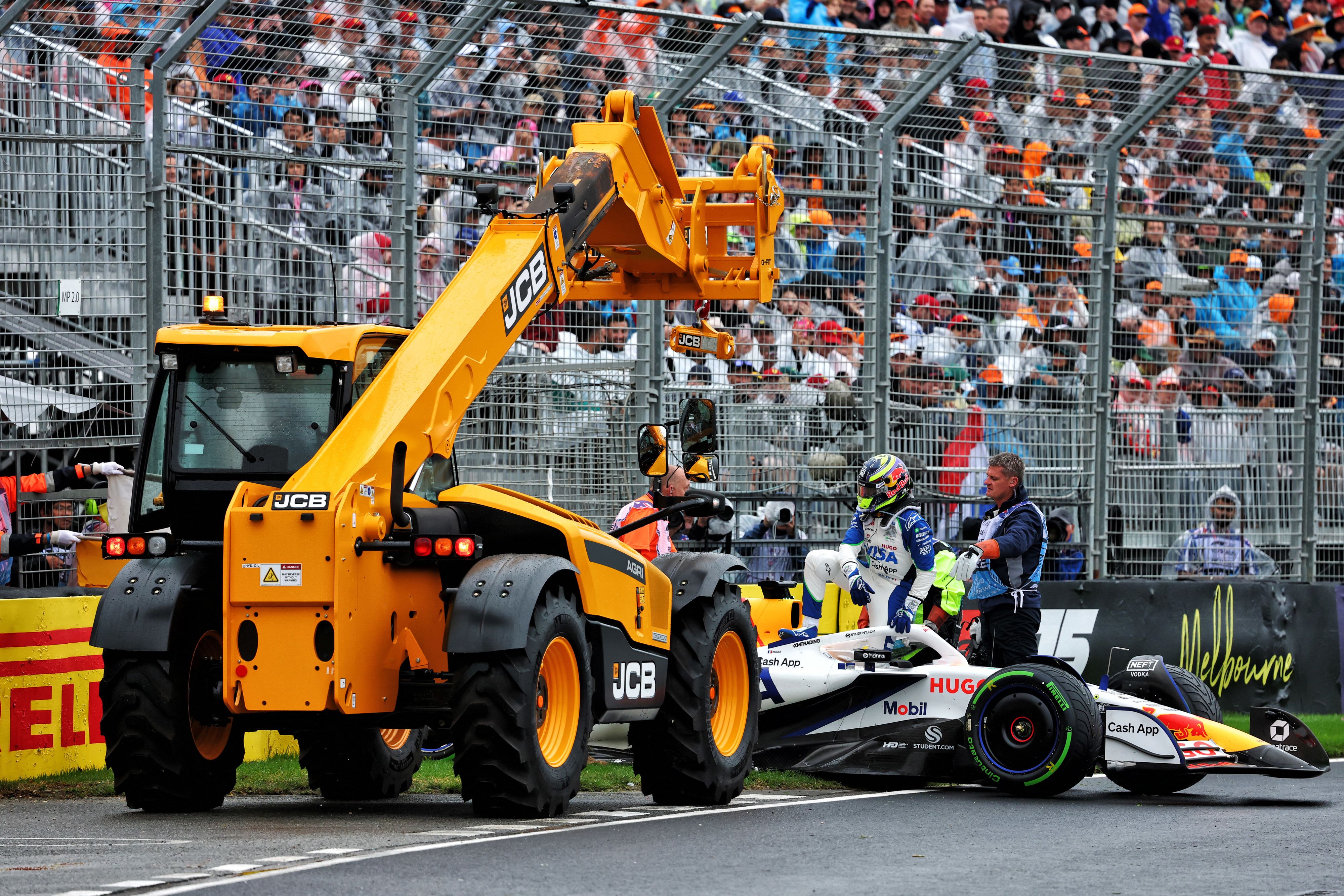 Hadjar rutschte bereits vor dem Start in die Mauer.