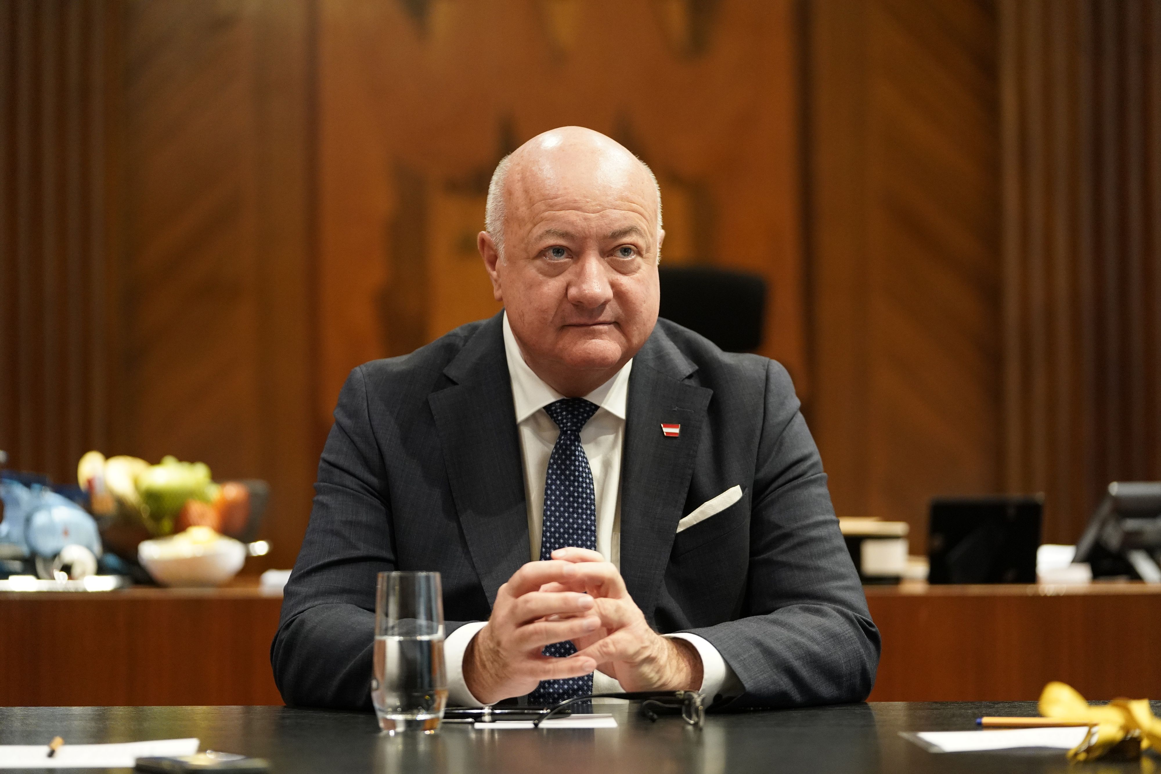 Bundeskanzler Christian Stocker (VP) mit rot-weiß-rotem Anstecker im Kreisky-Zimmer