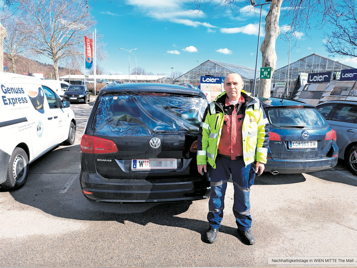 Zejnel H. vor seinem demolierten VW Sharan. Der Schaden beträgt rund 1.400 Euro.