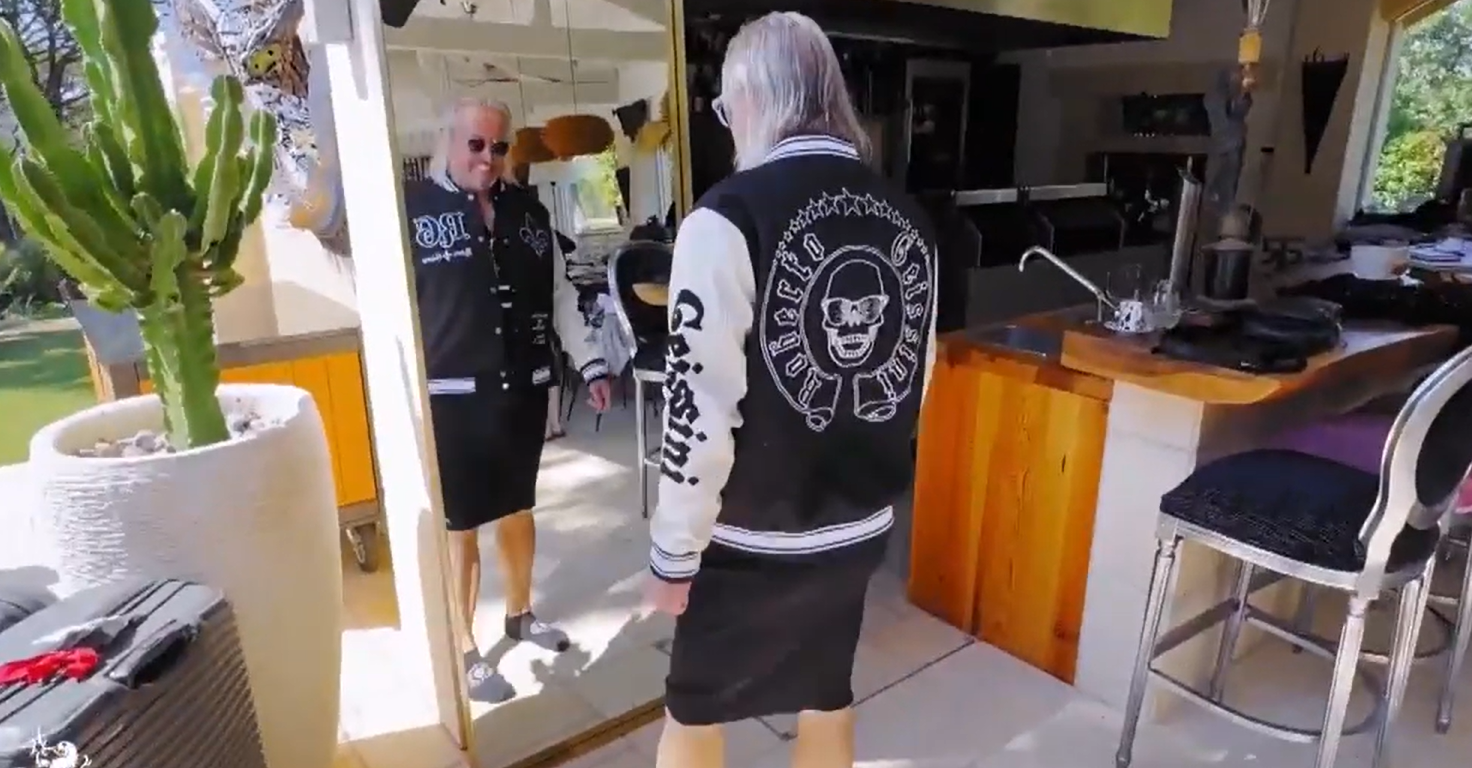 Robert Geiss betrachtete sich in seinem neuen Outfit ausgiebig im Spiegel.