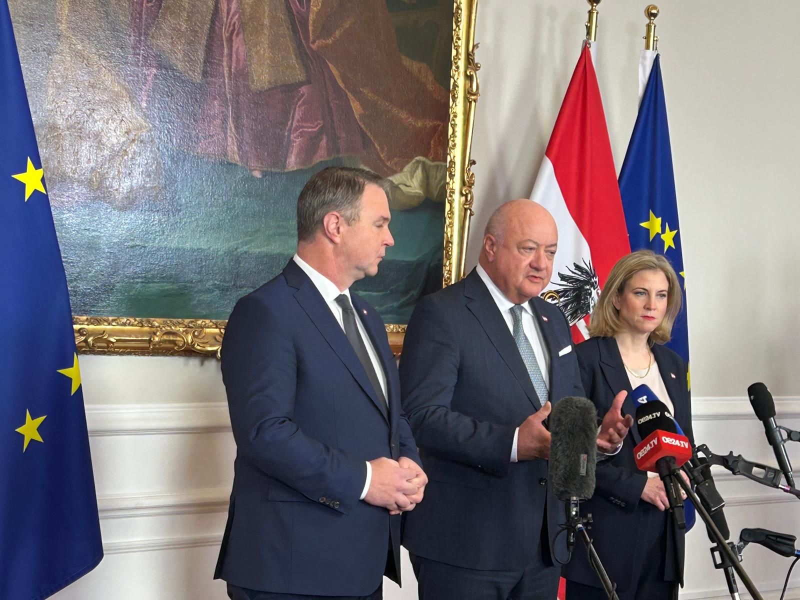 Die Regierungsspitze: Bundeskanzler Christian Stocker, Vizekanzler Andreas Babler und Außenministerin Beate Meinl-Reisinger