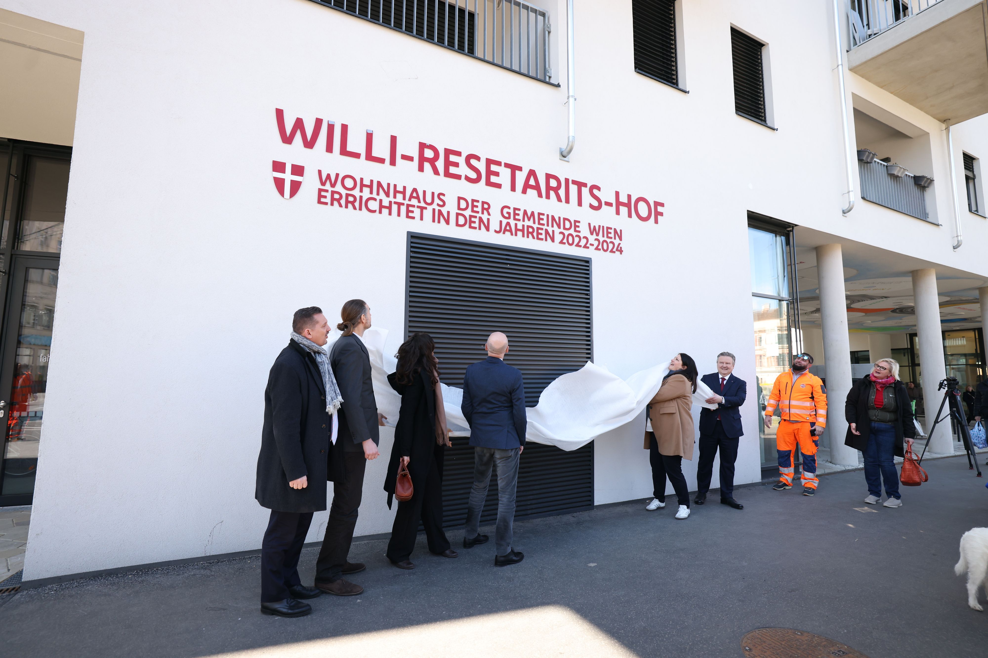 Der neue Resetatis Hof wurde im Beisein der Familie von Michael Ludwig und Wohnbaustadträtin Kathrin Gaál getauft.