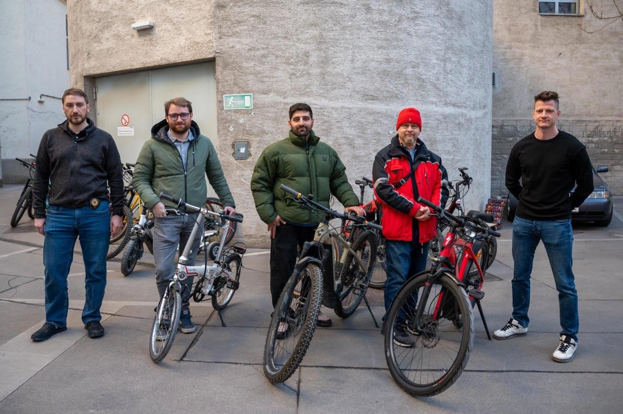 Wiener Ermittler mit sichergestellten Fahrrädern.