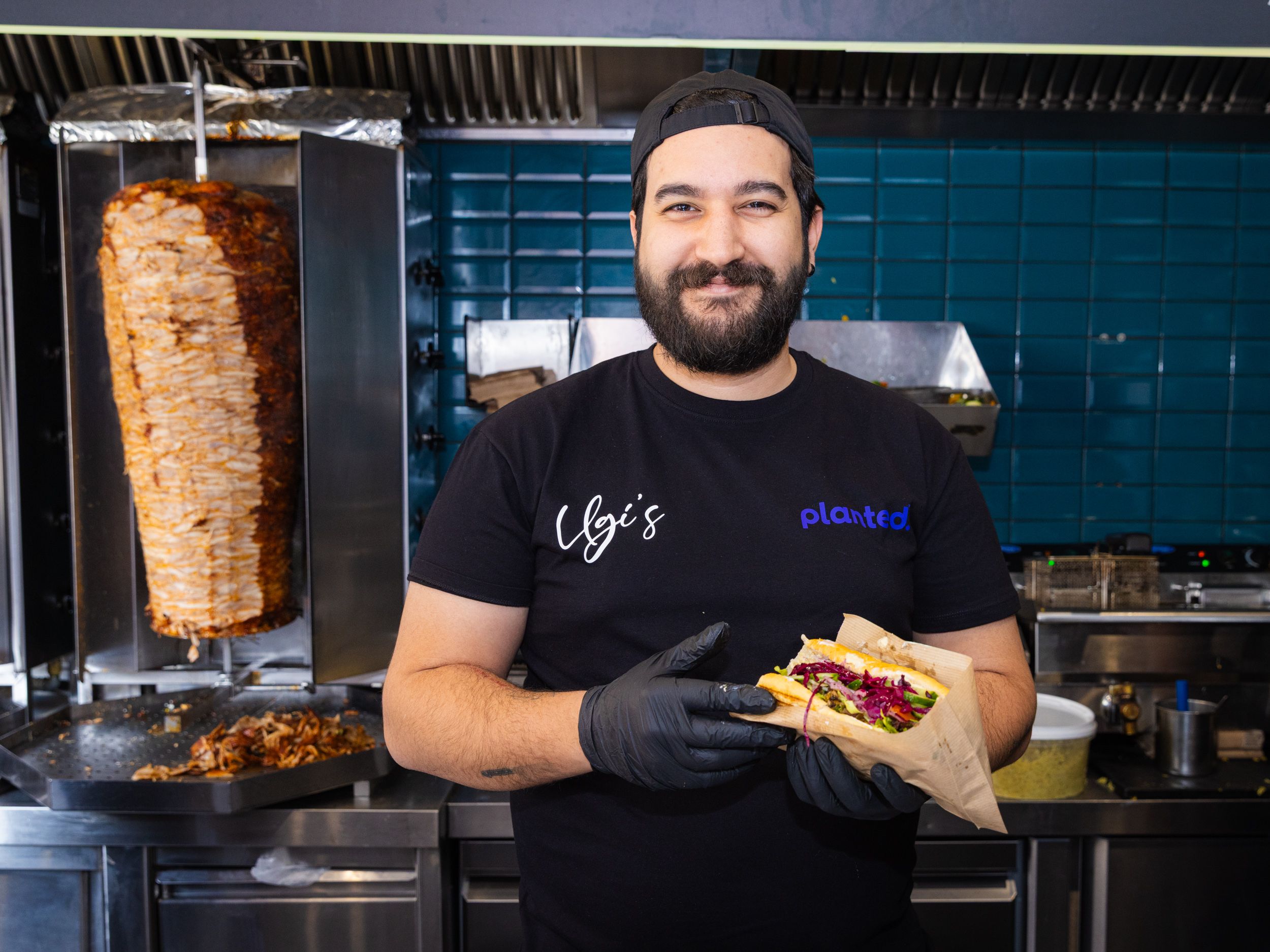 Ugur Can Gülmez mit dem neuen veganen Planted Döner.