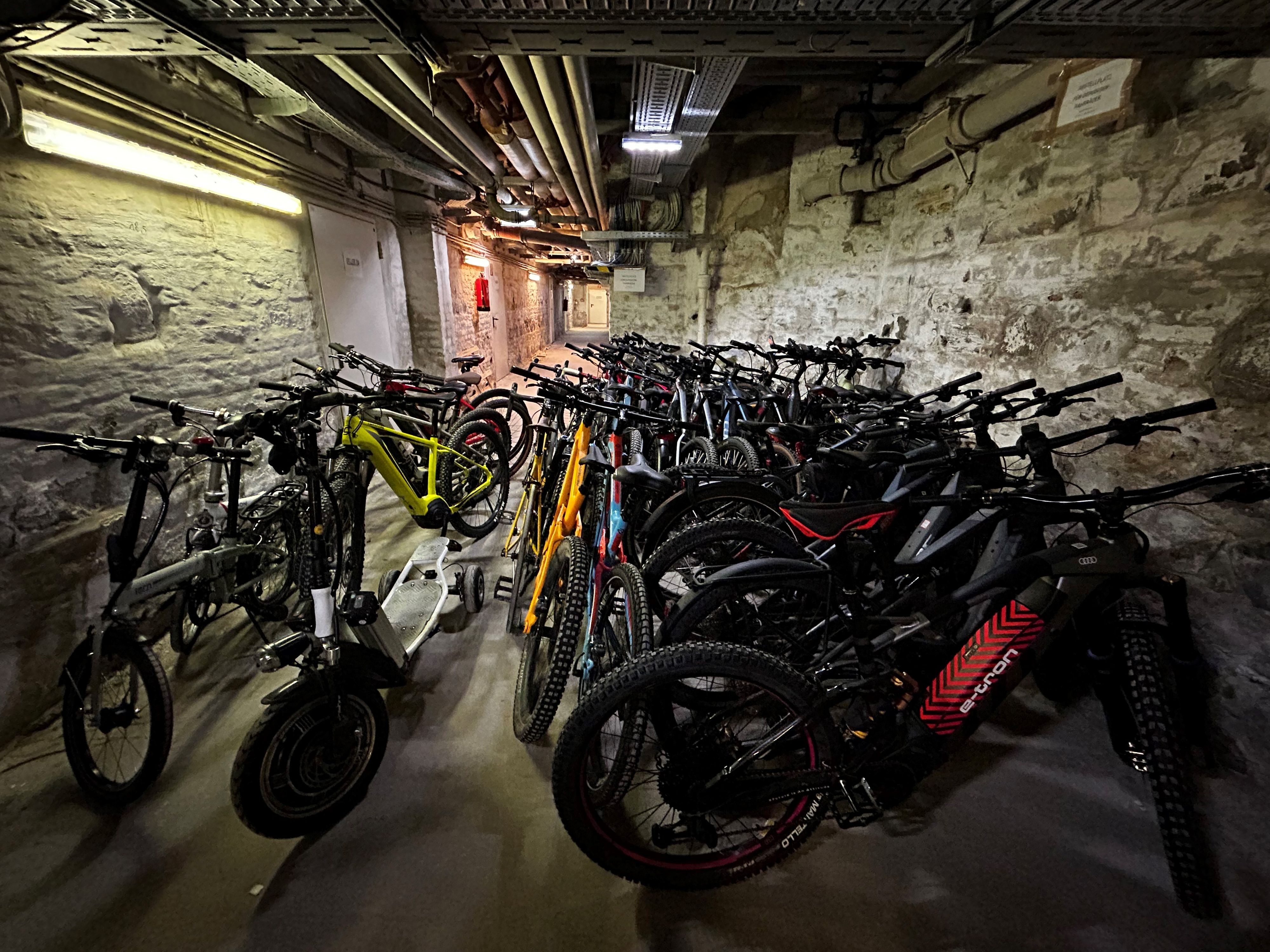 Sichergestellte Fahrräder in einem Keller in Wien.