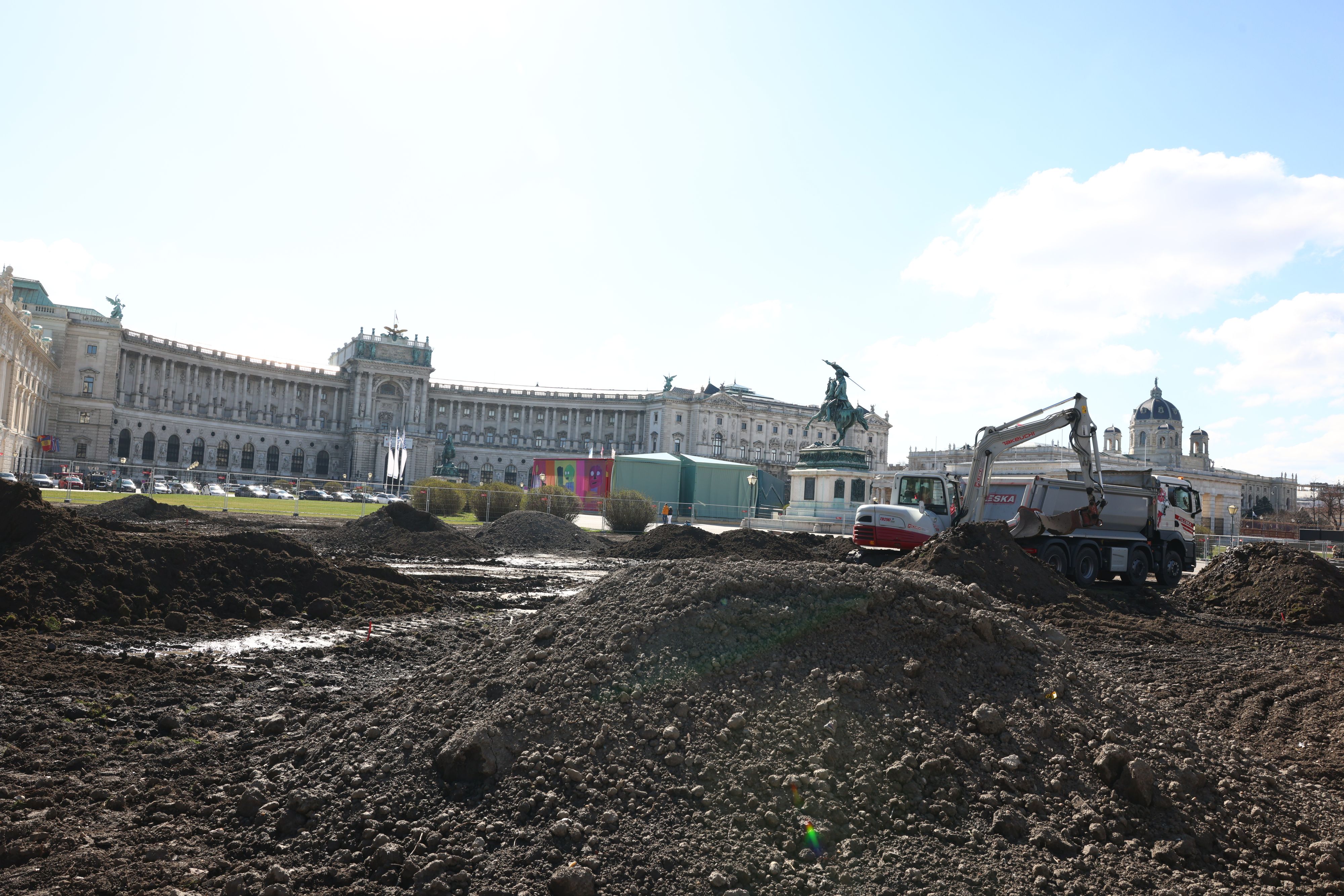 Die grüne Wiese am Wiener Heldenplatz ist einer Erdwüste gewichen.