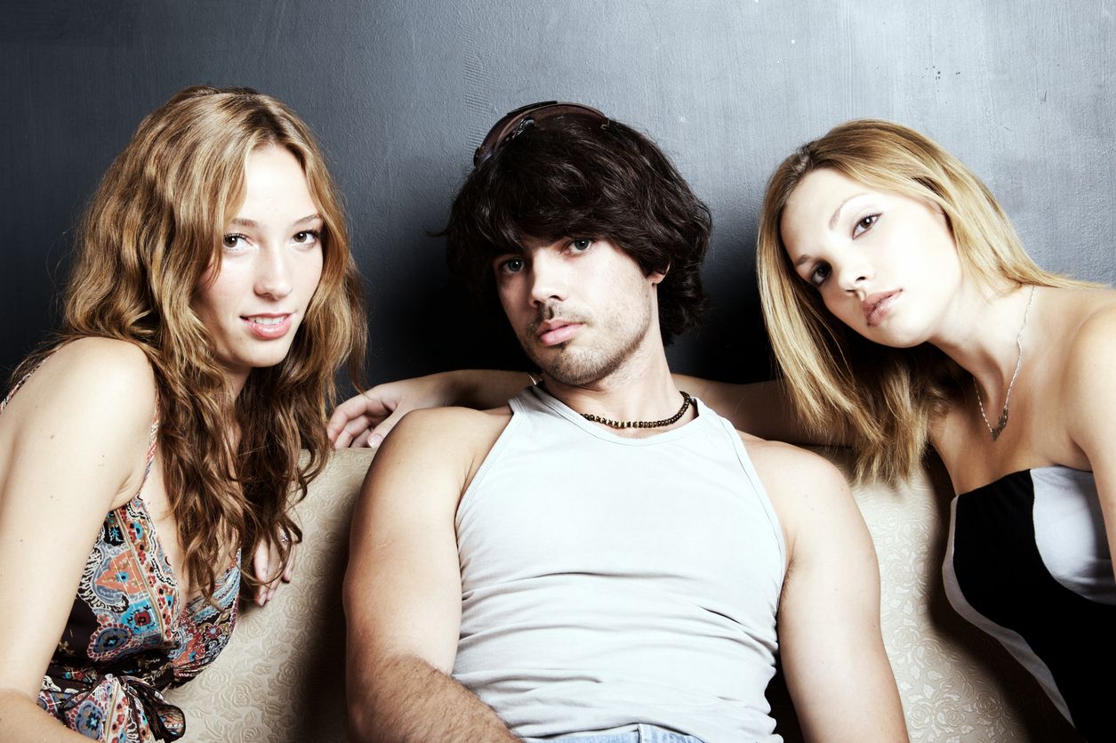 Polyamorie, Beziehungen zwischen mehr als zwei Menschen, erfreut sich immer größerer Beliebtheit.