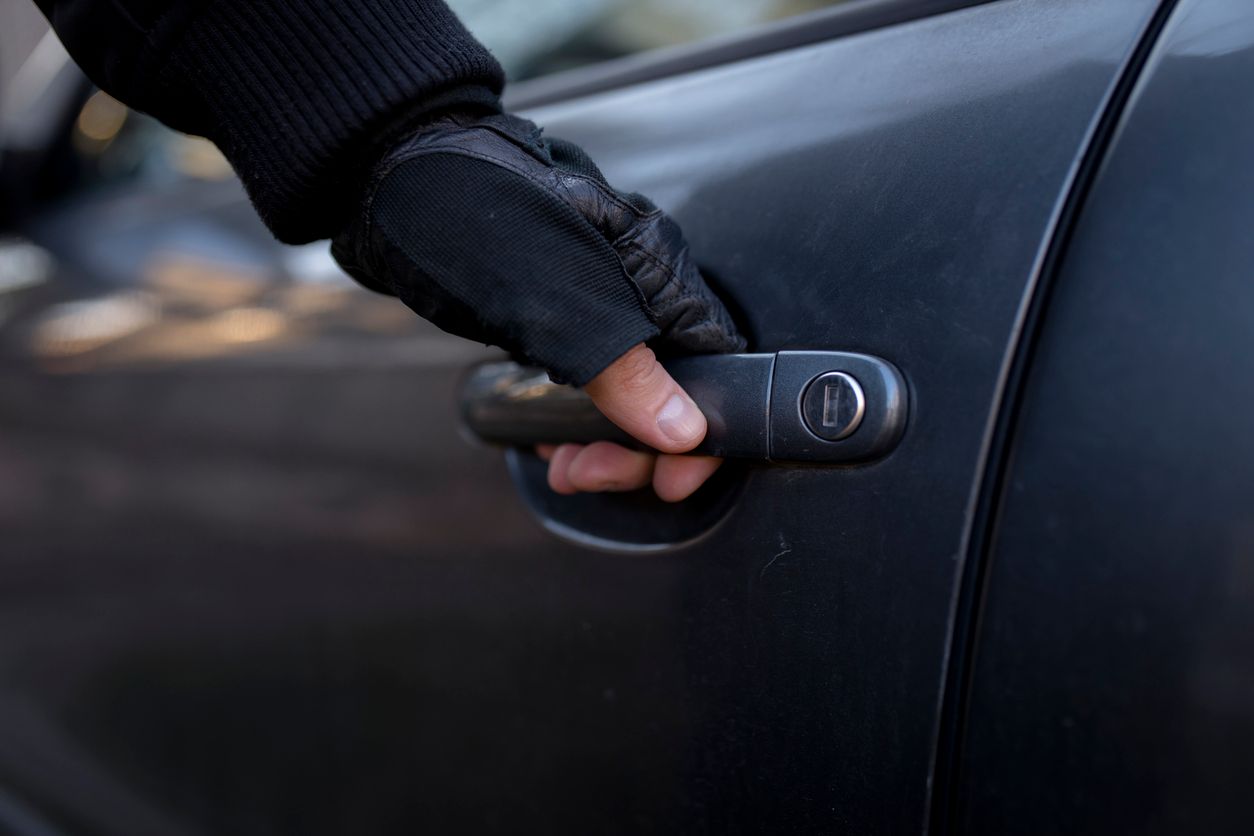 Der Unbekannte wollte die Elfjährige in sein Auto zerren. (Symbolbild)