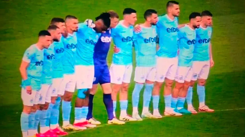 Die Spieler von Arda bei der Schweigeminute für Ganchev.