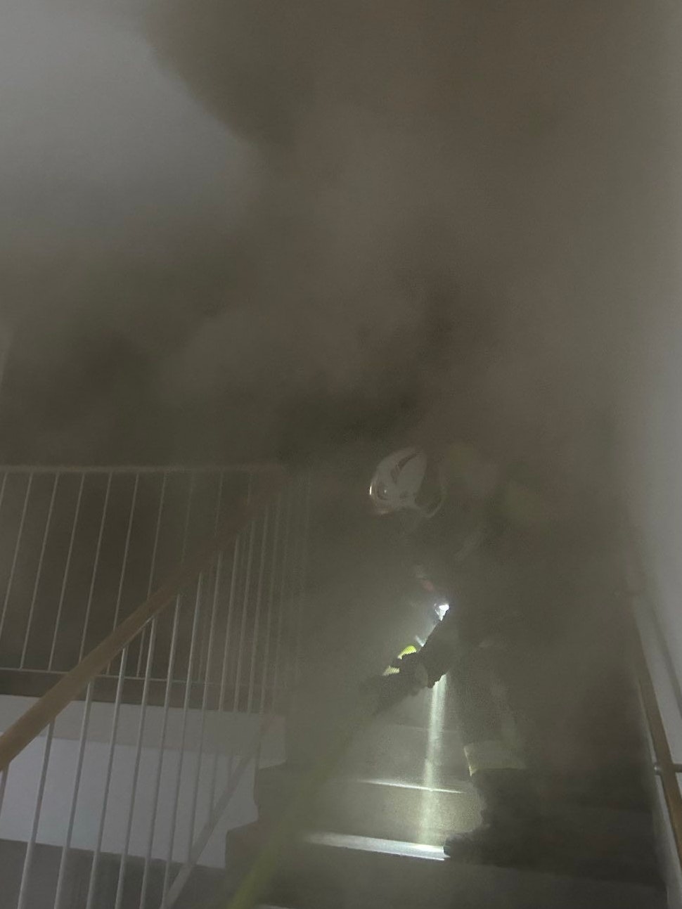 Dunkler Rauch breitete sich im Stiegenhaus aus.