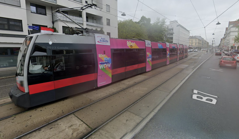 Eine Straßenbahn nahe der Station Floridsdorfer Markt.