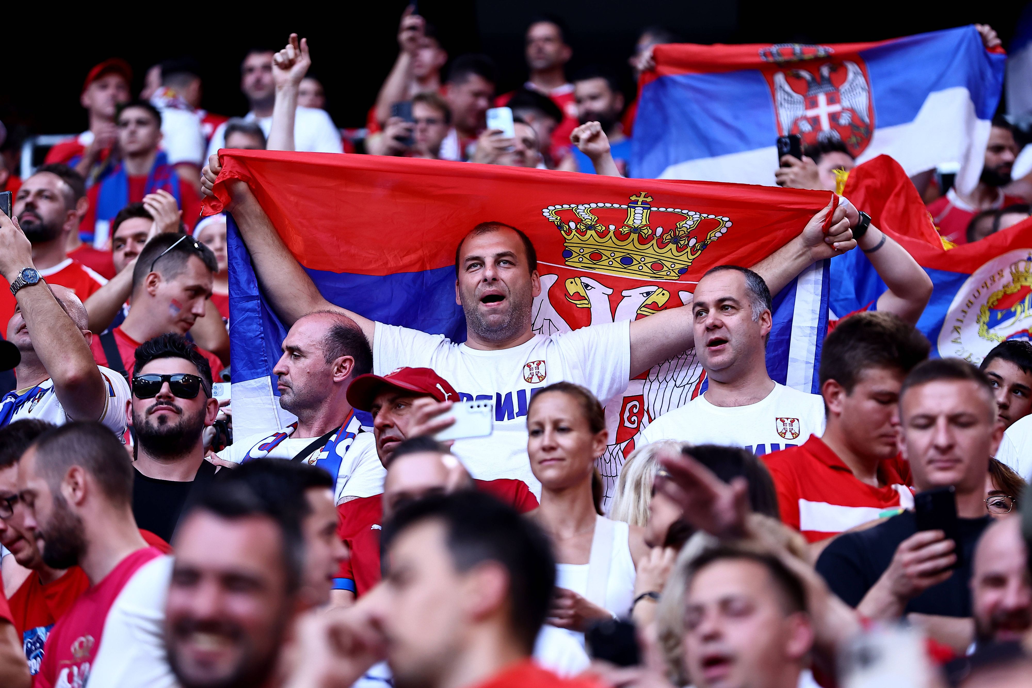Die serbischen Fans wollen feiern – hoffentlich friedlich.