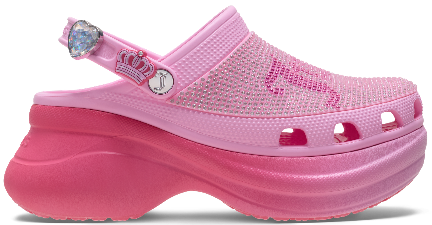 Die 2000er melden sich zurück und damit wird auch der berühmte Juicy Couture-Anzug wieder ausgegraben und in Crocs verwandelt.