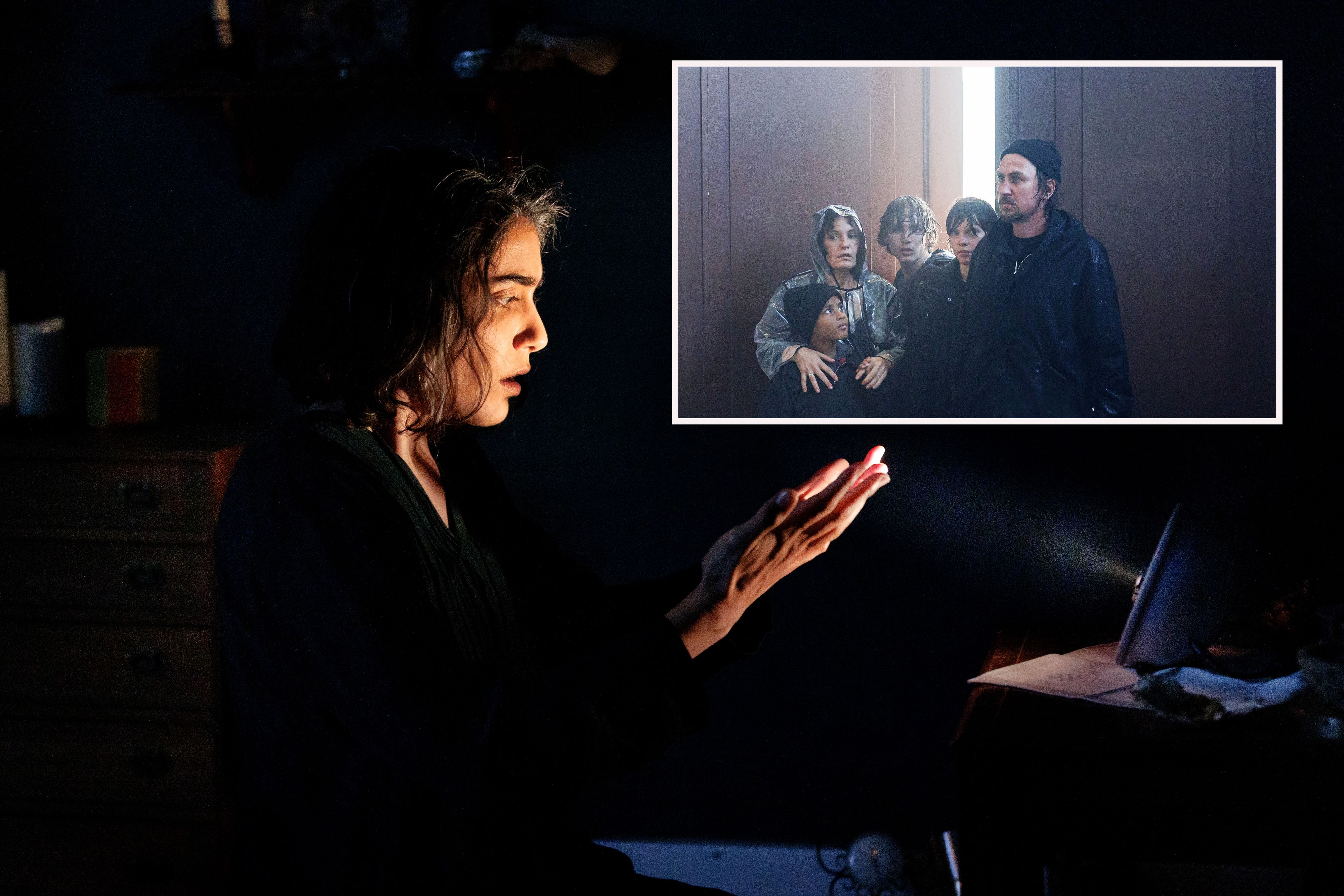 Syrerin Farrah (Tala al Deen, l.) bringt Licht in eine Familie, die sich fremd geworden ist, gespielt von Elyas Eldridge, Nicolette Krebitz, Julius Gause, Elke Biesendorfer und Lars Eidinger (v.l.).