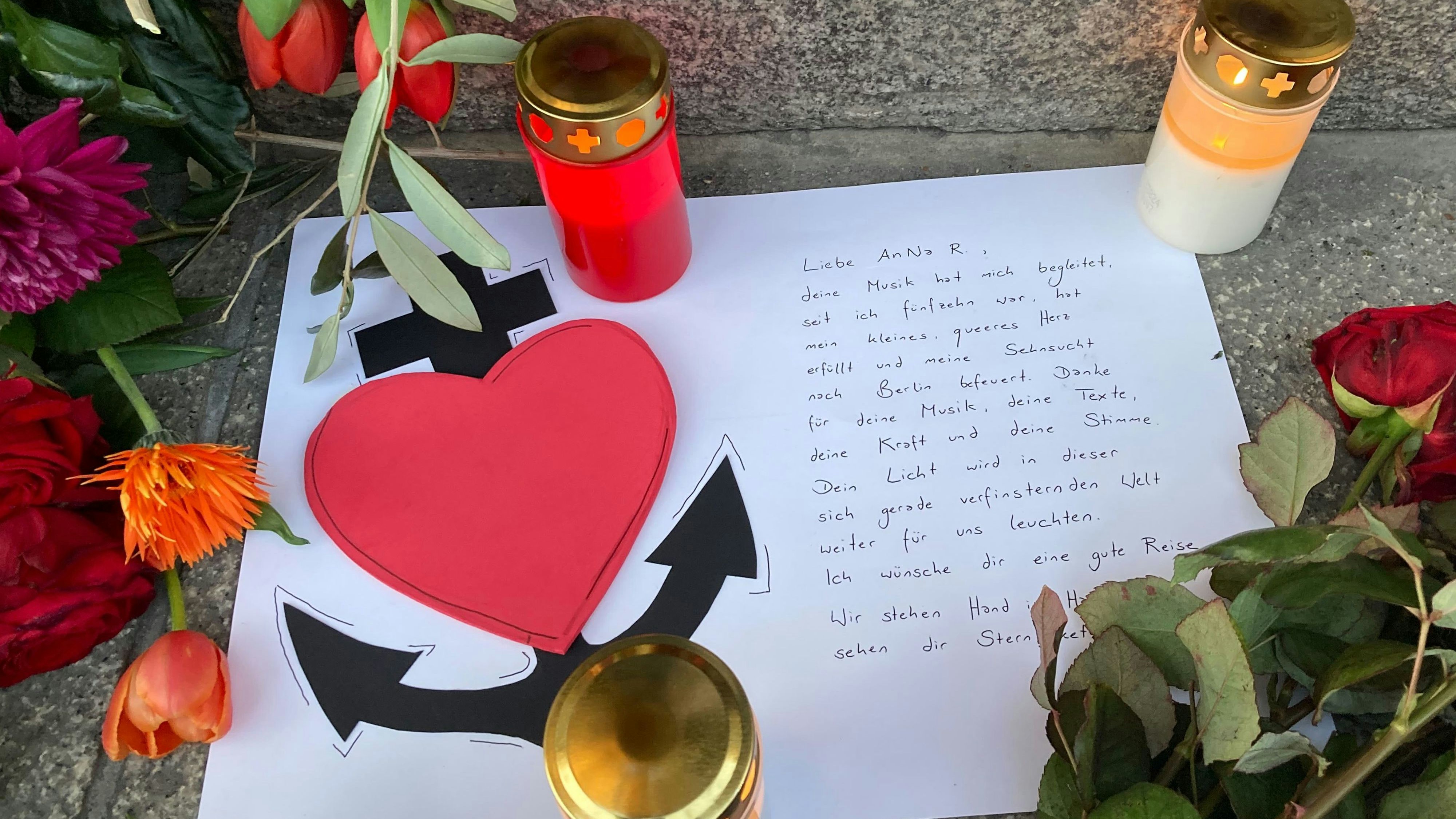 Fans legen Briefe bei: "Danke für deine Musik, deine Texte, deine Kraft und deine Stimme", heißt es da unter anderem.