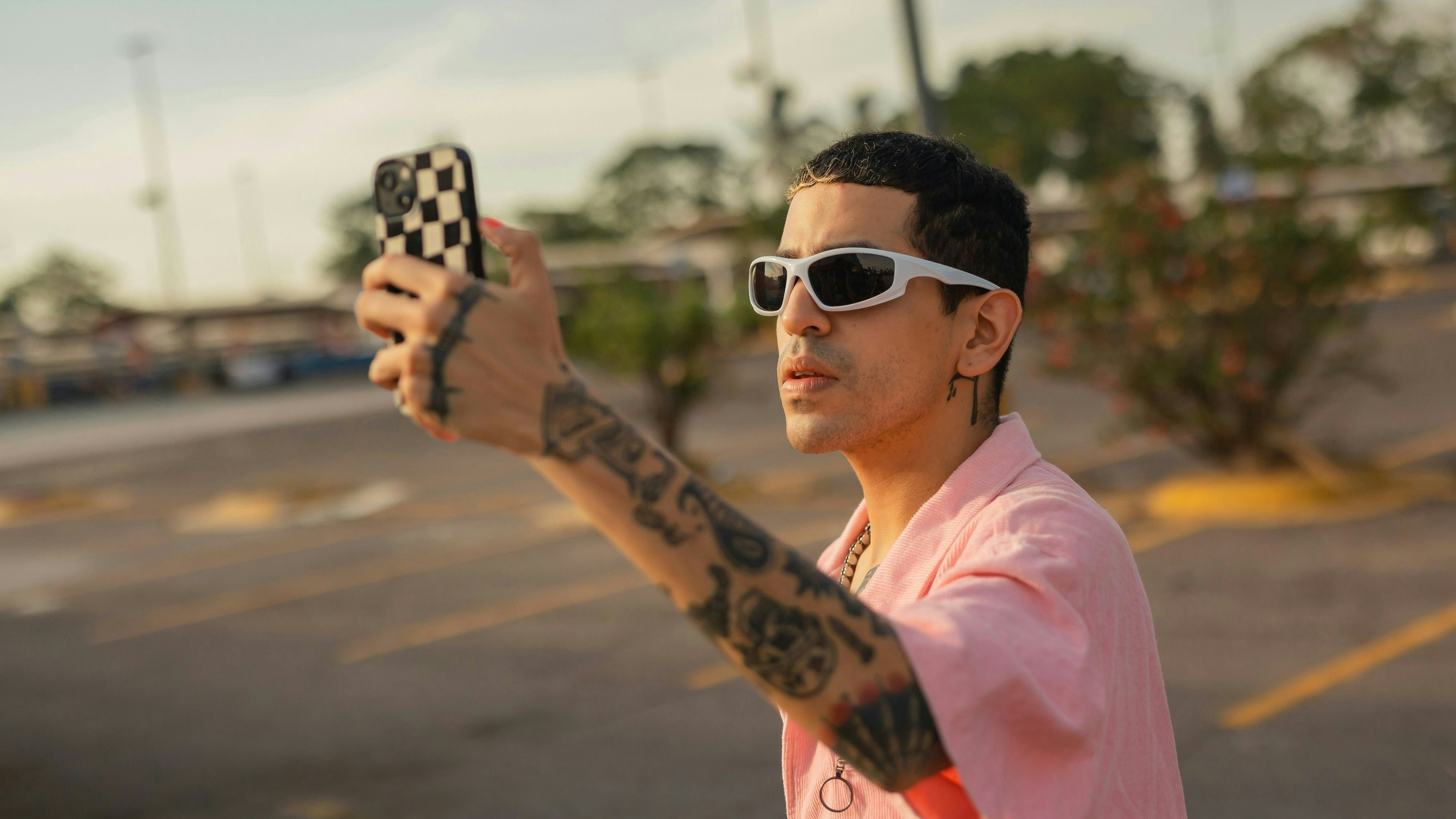 Die Selfie-Pose hat seine kosten - vor allem wenn sie auf eine Social Media App geladen wird.