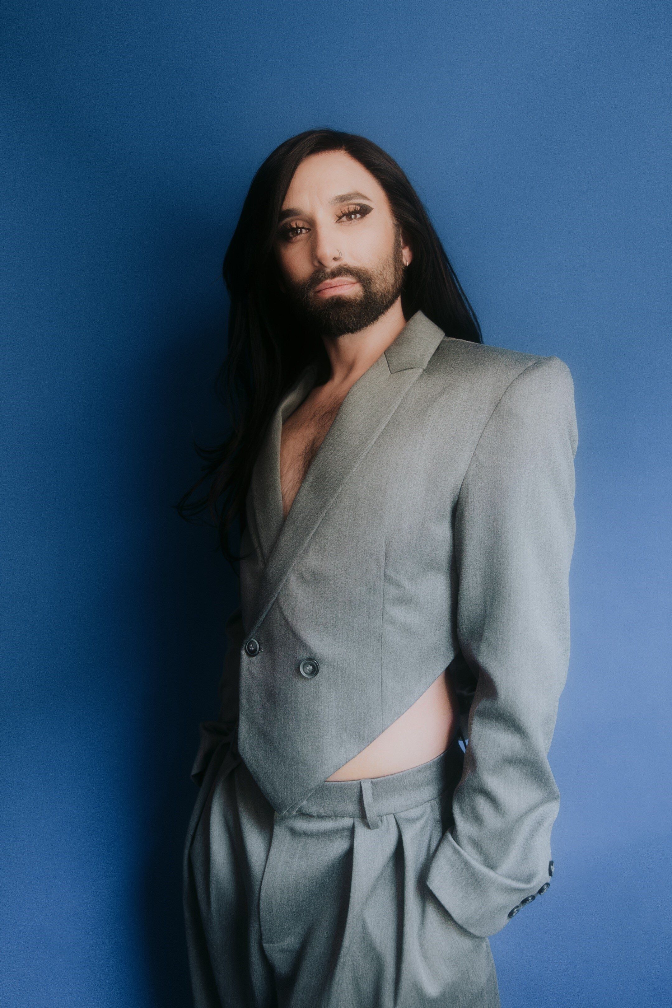 Conchita Wurst sitzt in der 2. Folge von 