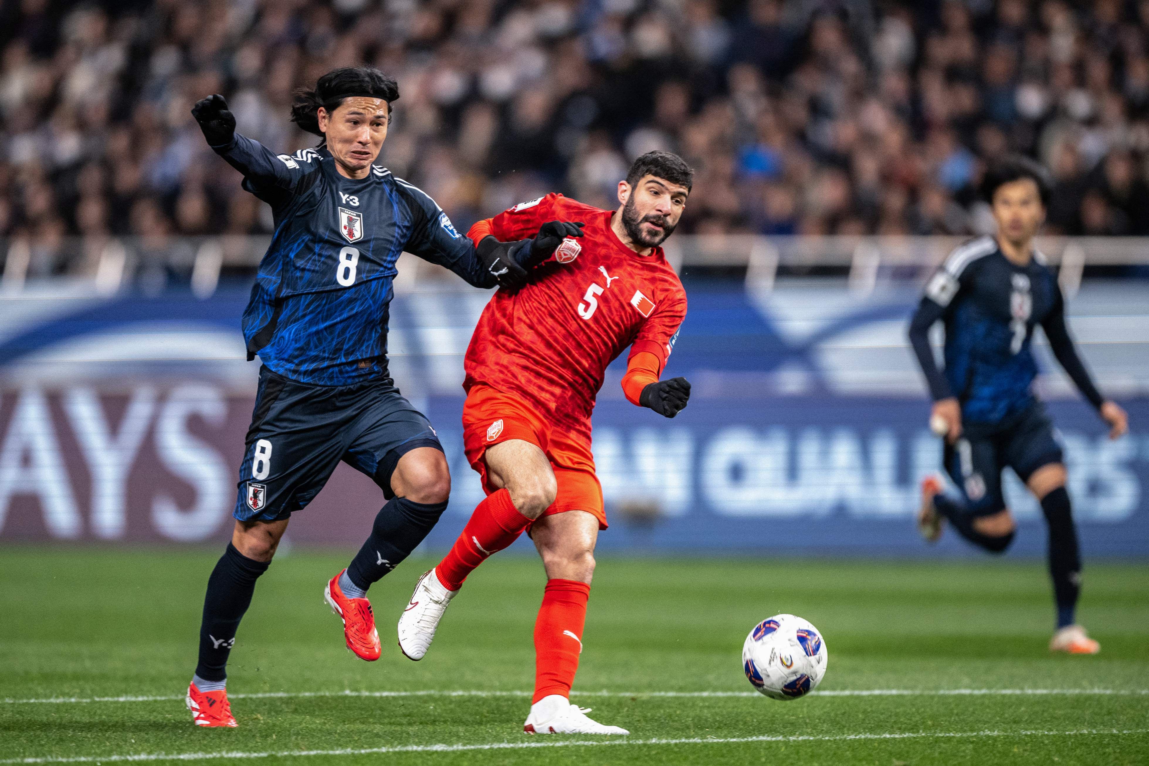 Takumi Minamino (l.) qualifiziert sich mit Japan für die WM.