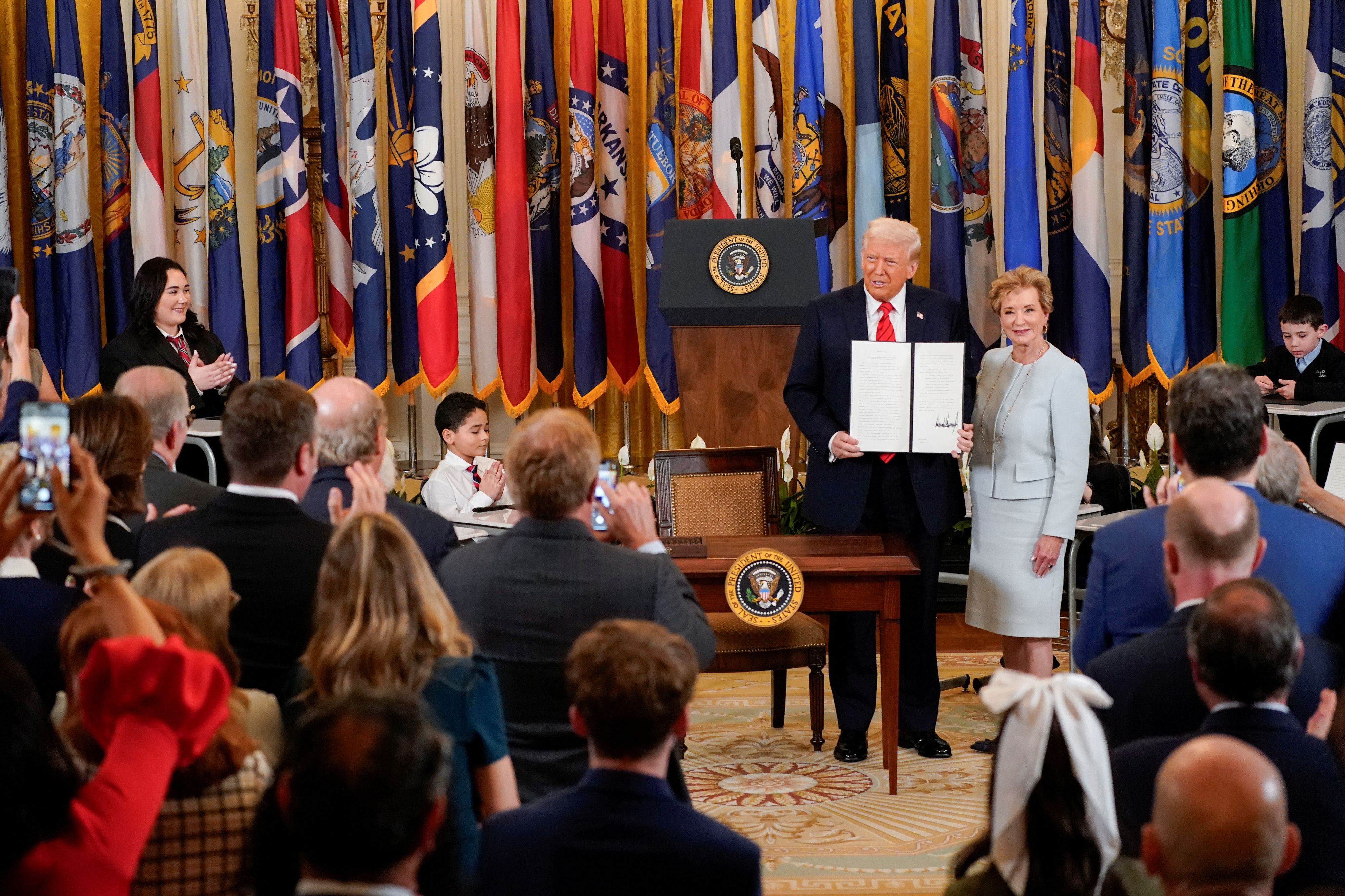 Bildungsministerin Linda McMahon wird angewiesen, alle notwendigen Schritte zu ergreifen, um die Funktionen des Ministeriums auf ein Minimum zu reduzieren.