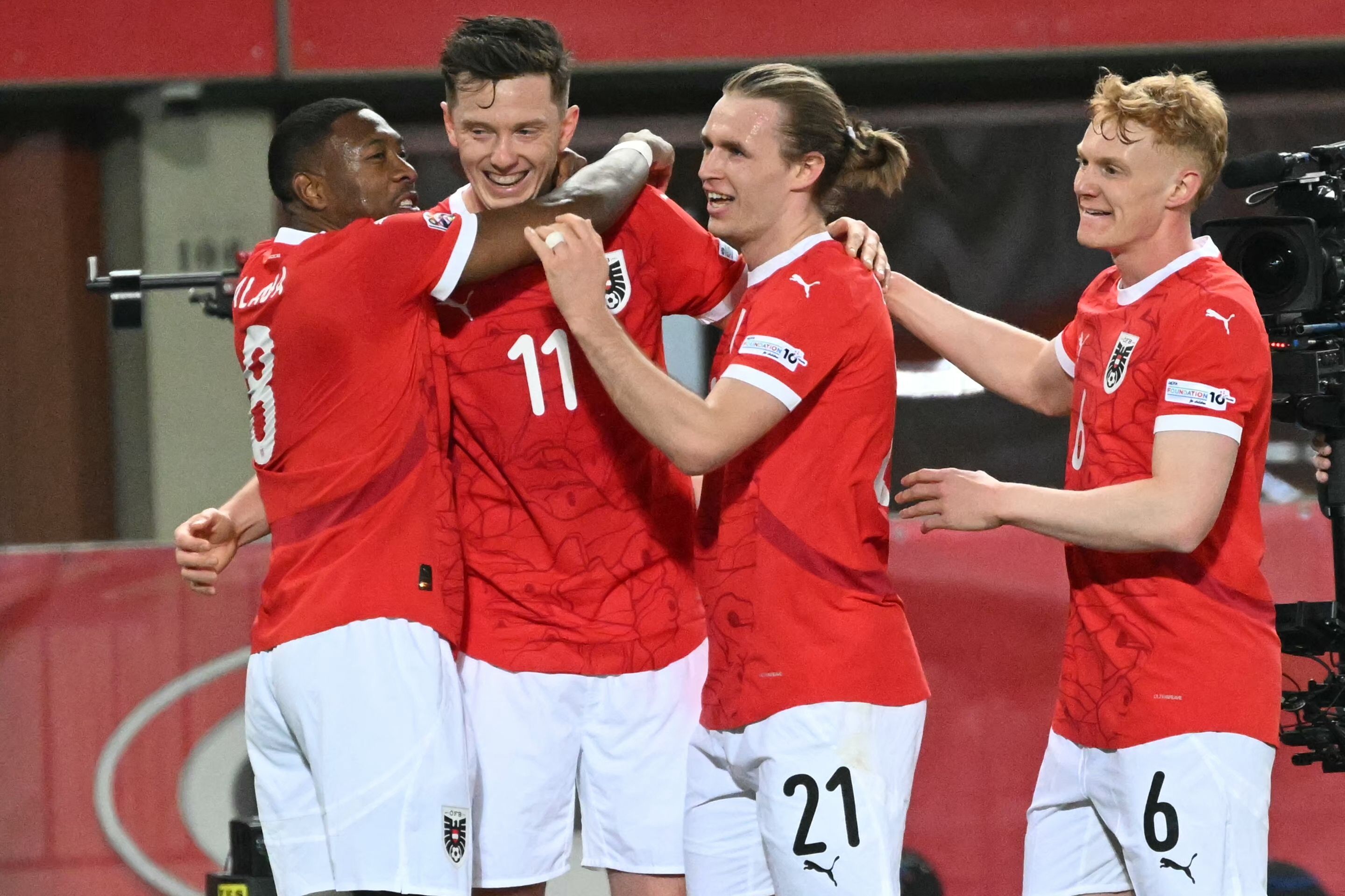 Michael Gregoritsch bejubelt mit David Alaba und Co. seinen Treffer.