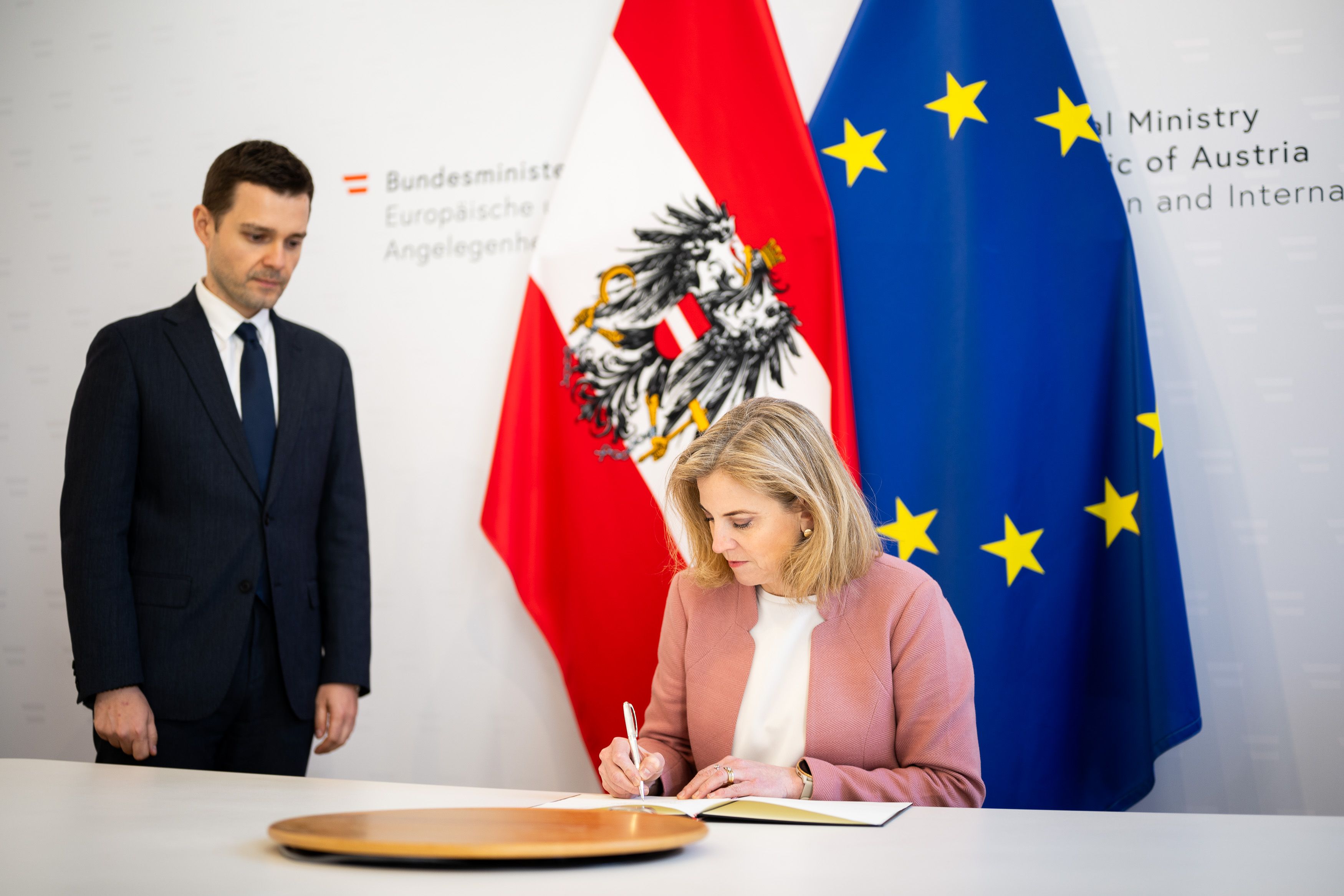 Außenministerin Beate Meinl-Reisinger geht hart mit Viktor Orbán ins Gericht.