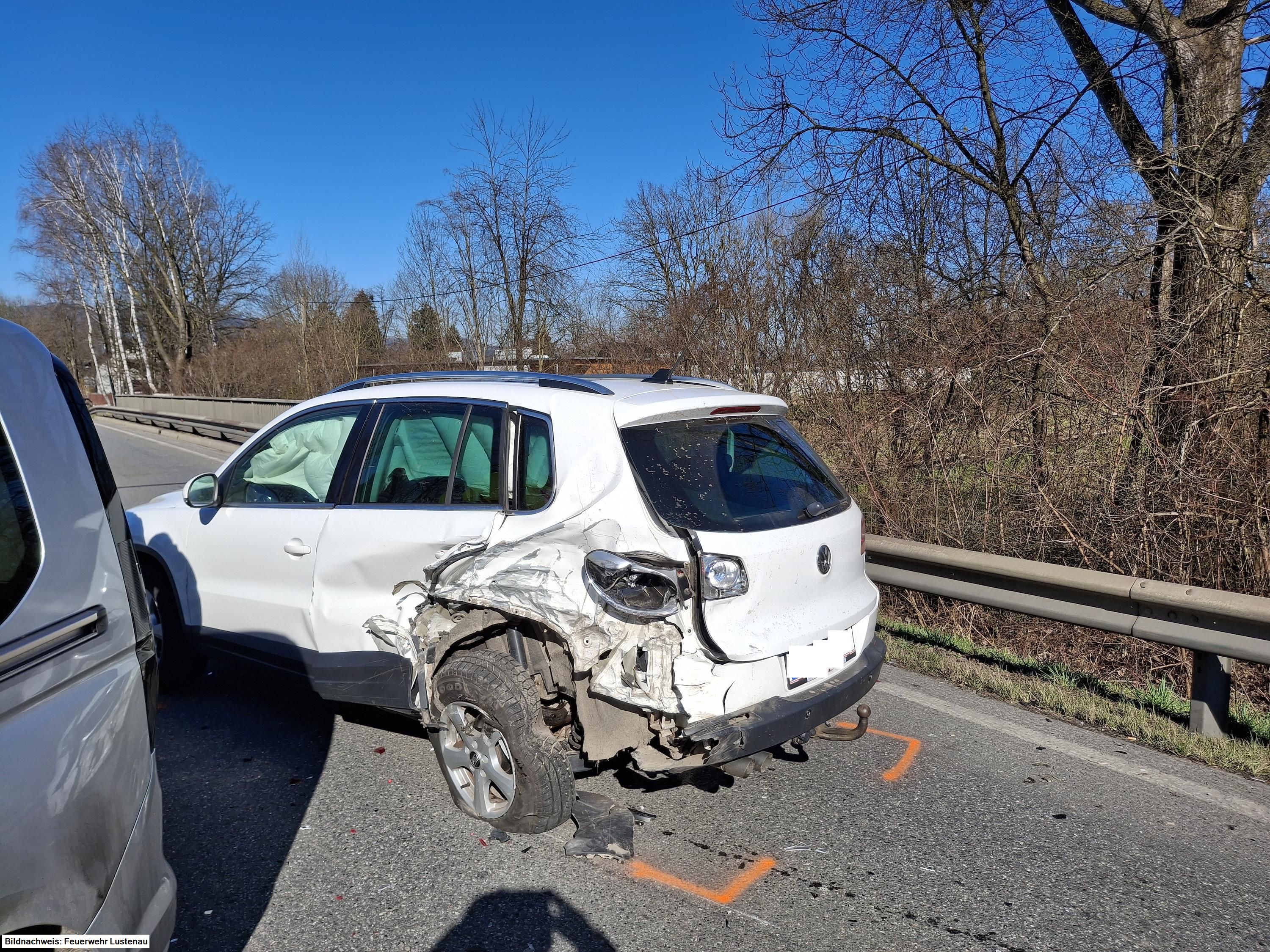 Wegen eines Niesanfalls kam es zum Unfall.