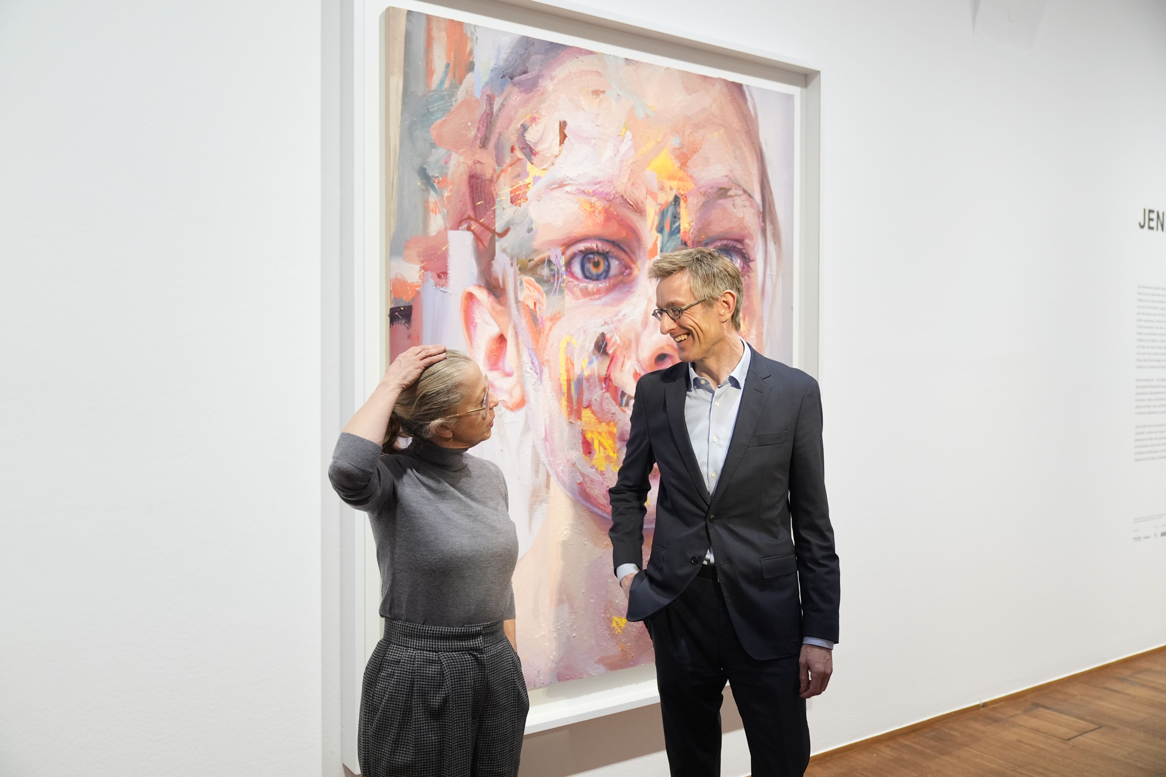 Künstlerin Jenny Saville (l.) mit Generaldirektor Ralph Gleis (r.)