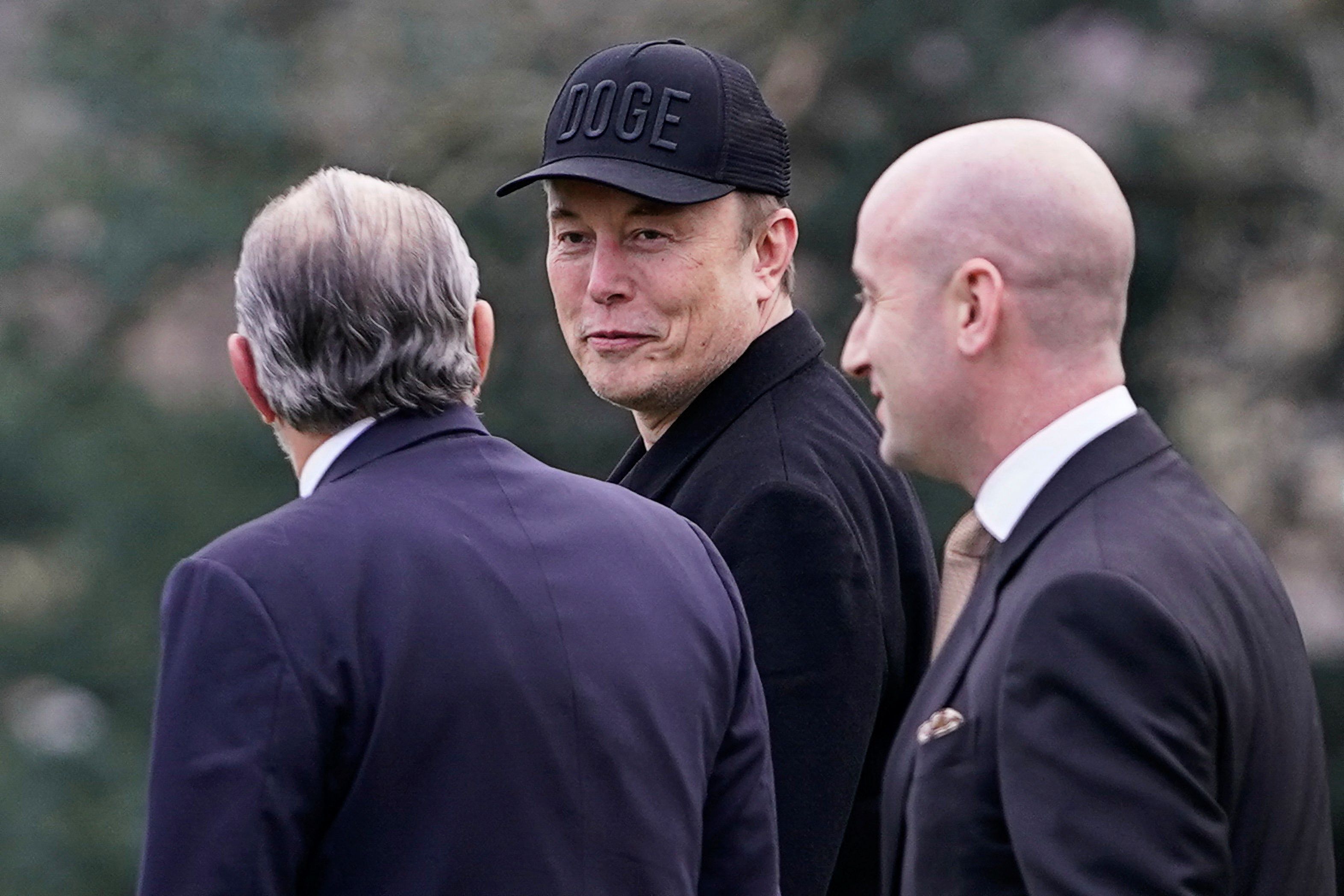 Elon Musk spricht über seine Doppelrolle als Firmenchef bei Tesla und Regierungsbeauftragter.