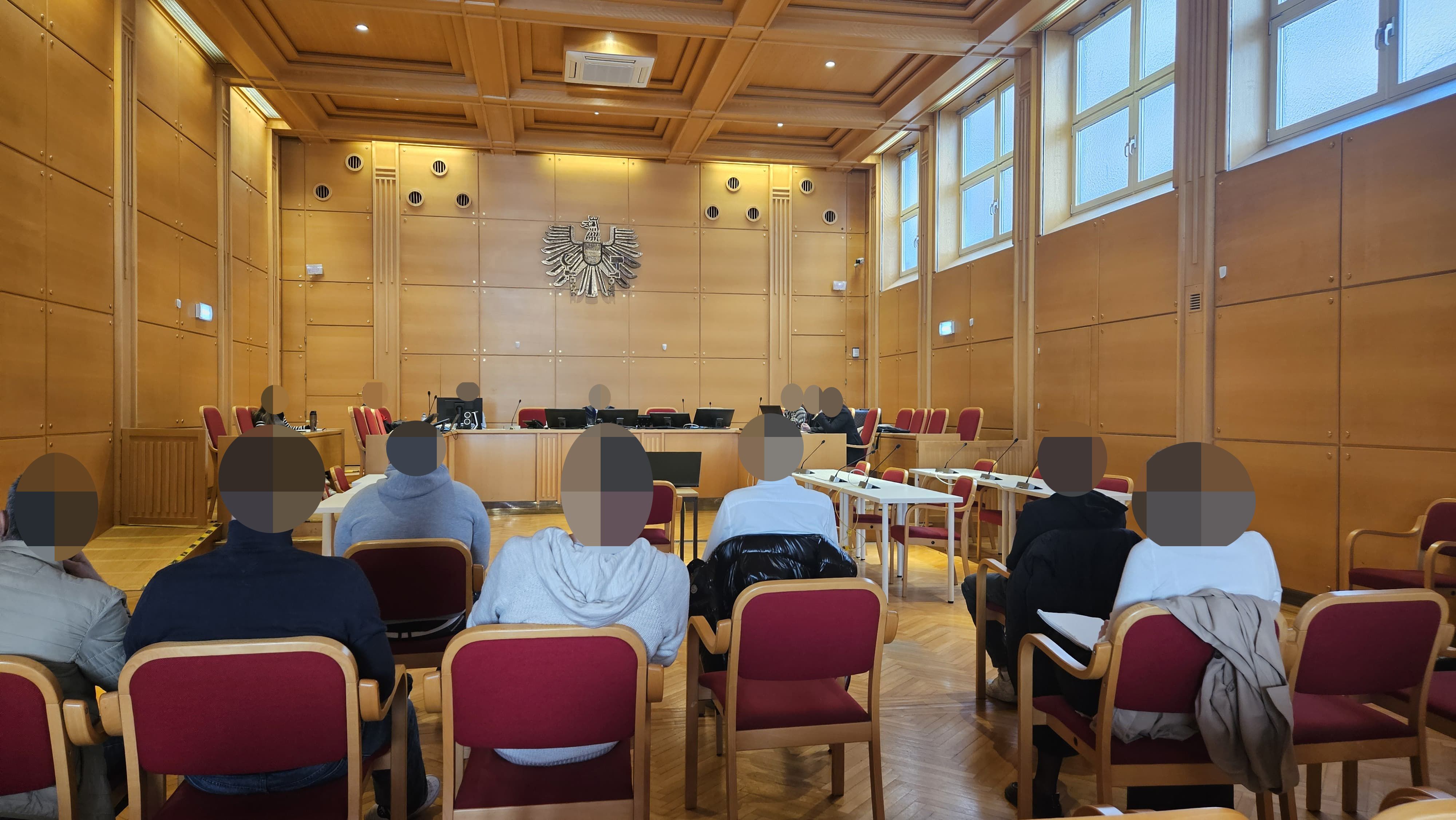 Die drei Angeklagten mussten sich im Schwurgerichtssaal verantworten.