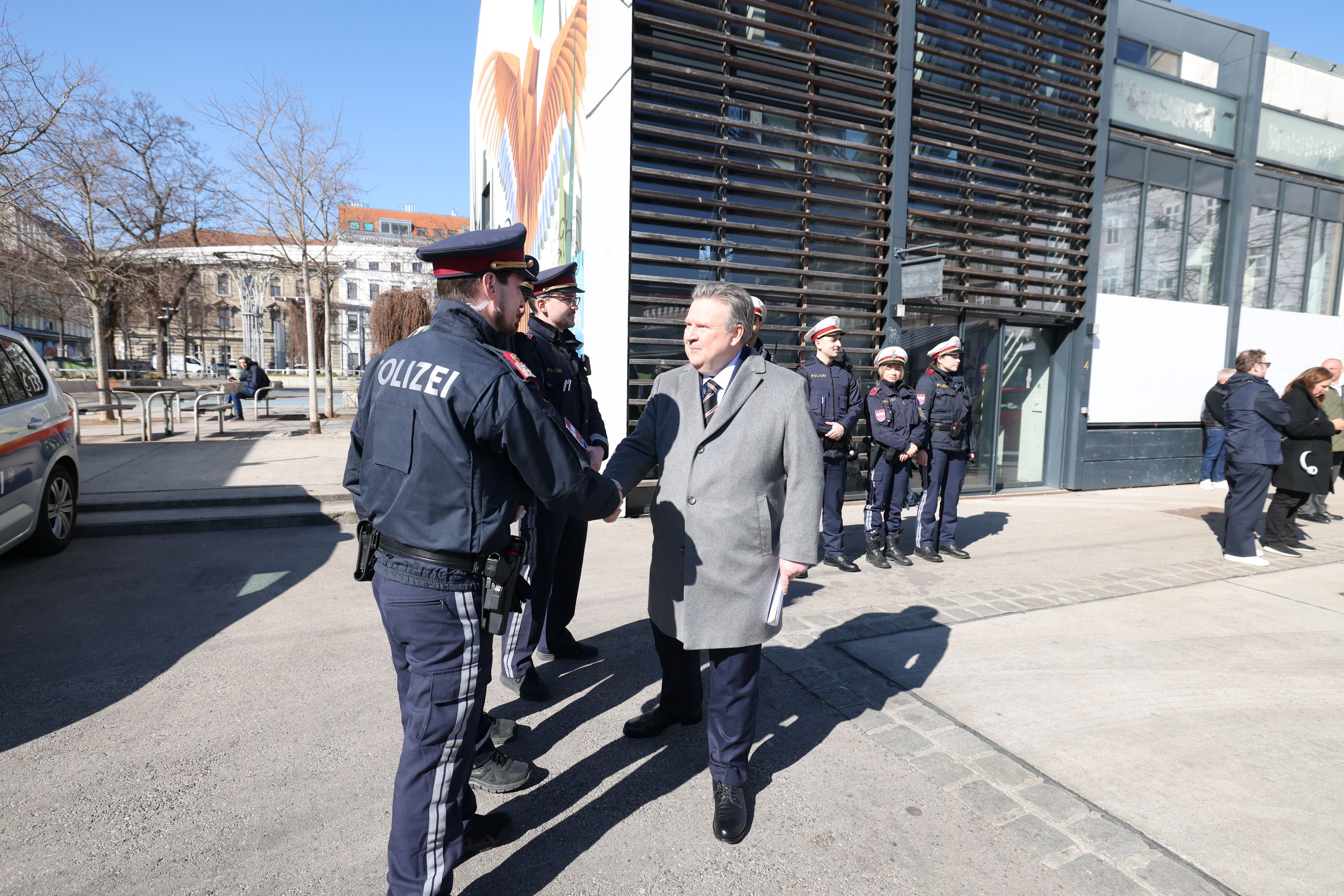 Sicherheit im Fokus: Bürgermeister Michael Ludwig begrüßt Polizeikräfte bei seiner Pressekonferenz am Yppenplatz.