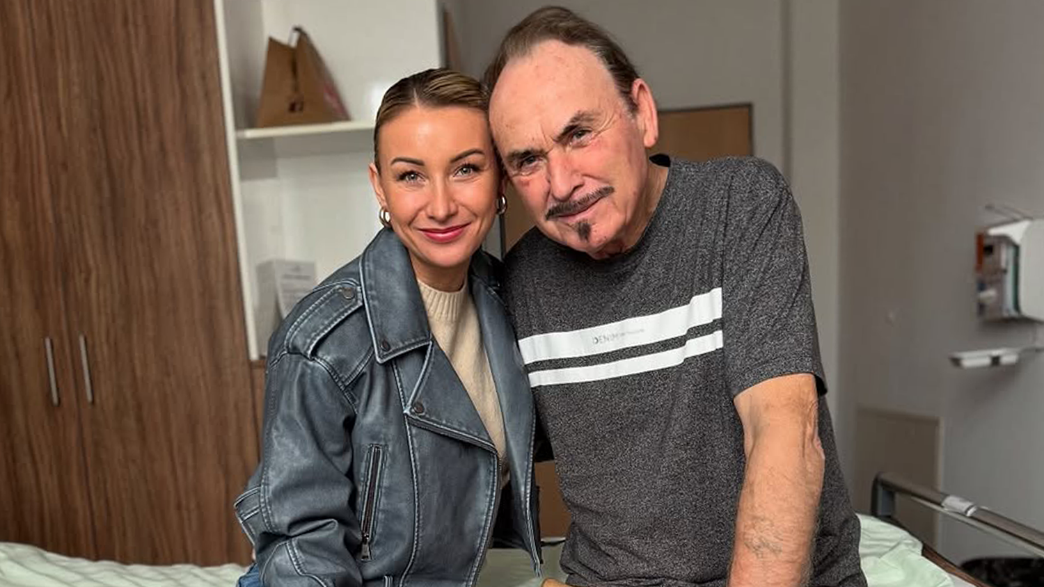 Anna-Carina Woitschack verbringt jede freie Minute bei ihrem Vater im Krankenhaus.