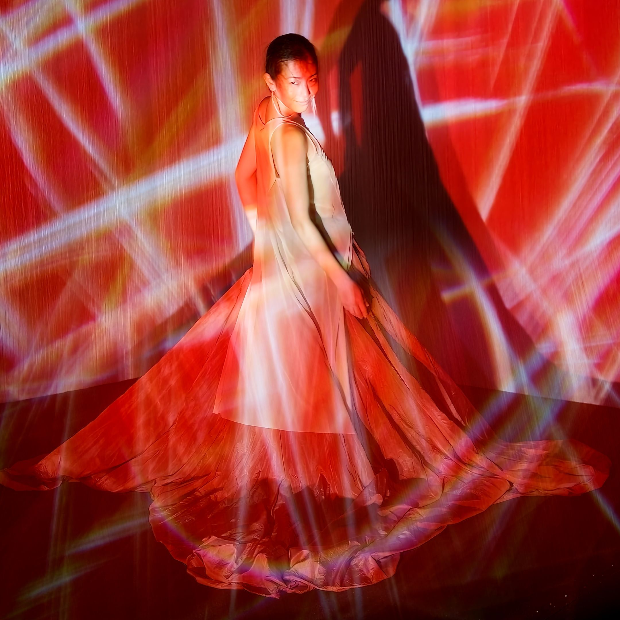 Frauen aus Strauss Operetten werden im Wiener Stadtpark mit Licht zu Kunst