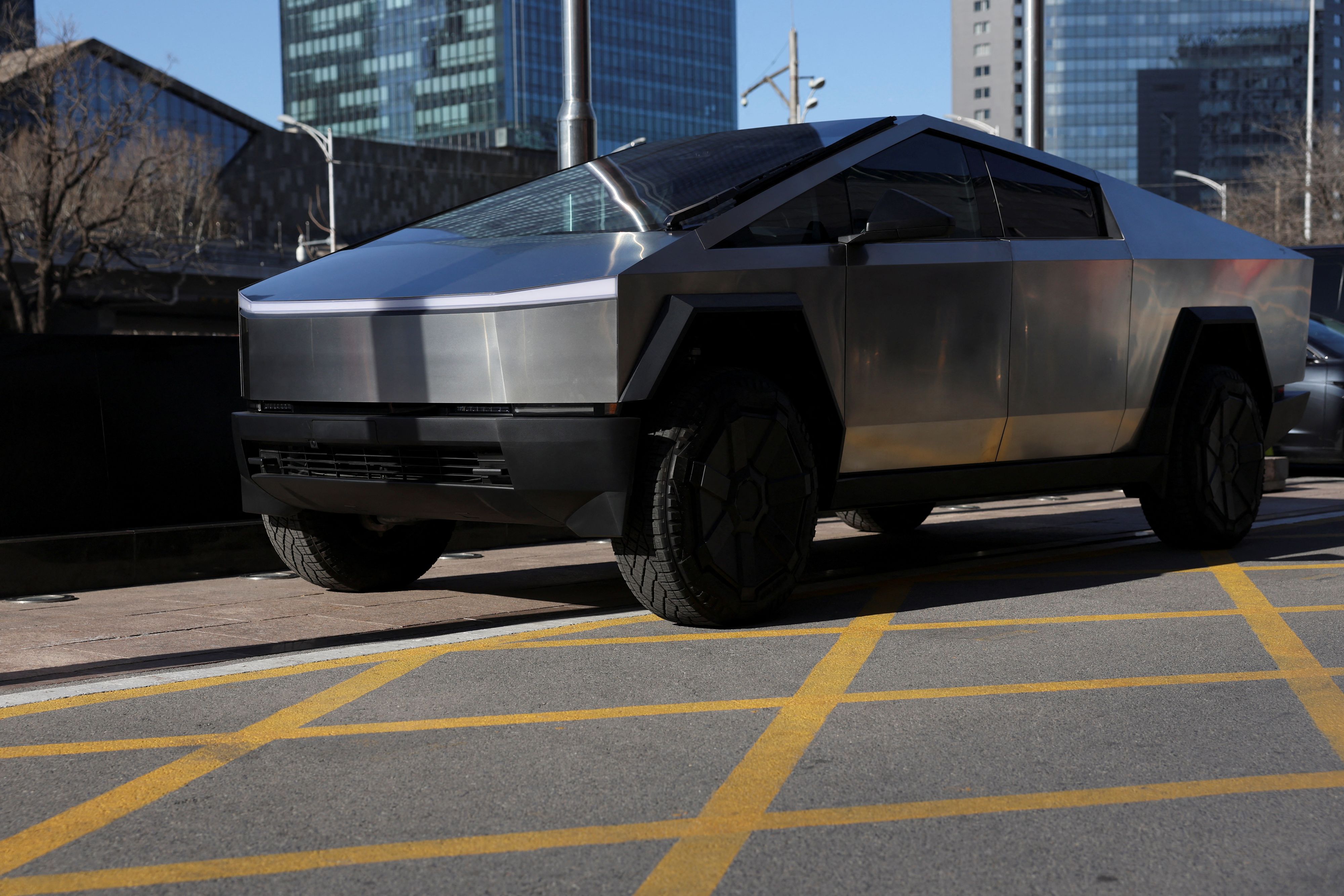 Wegen sich lösender Verkleidungsteile hat Tesla 46'000 US-Cybertrucks zurückgerufen. Symbolbild.