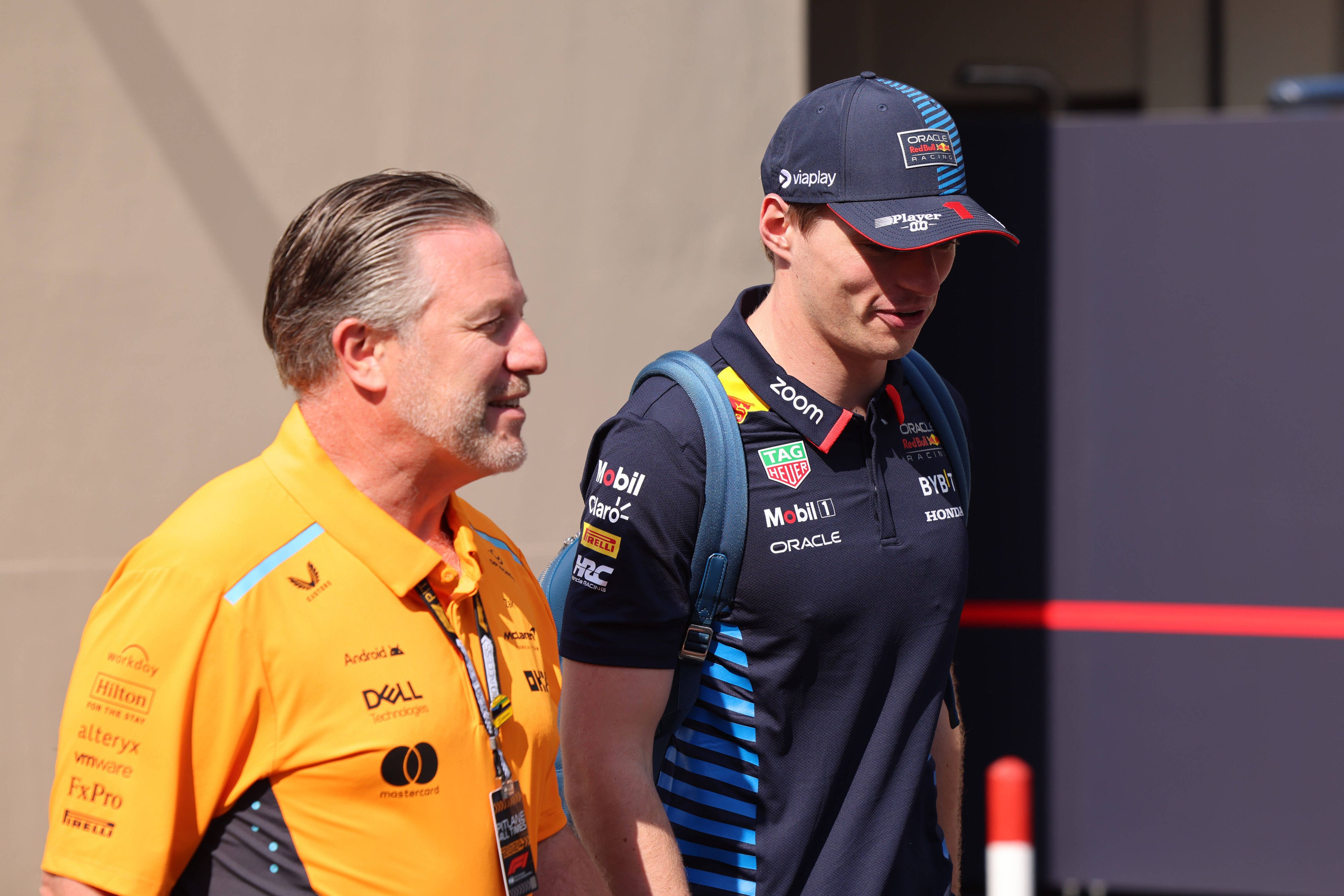 Zak Brown (l.) glaubt an einen frühzeitigen Wechsel von Max Verstappen.