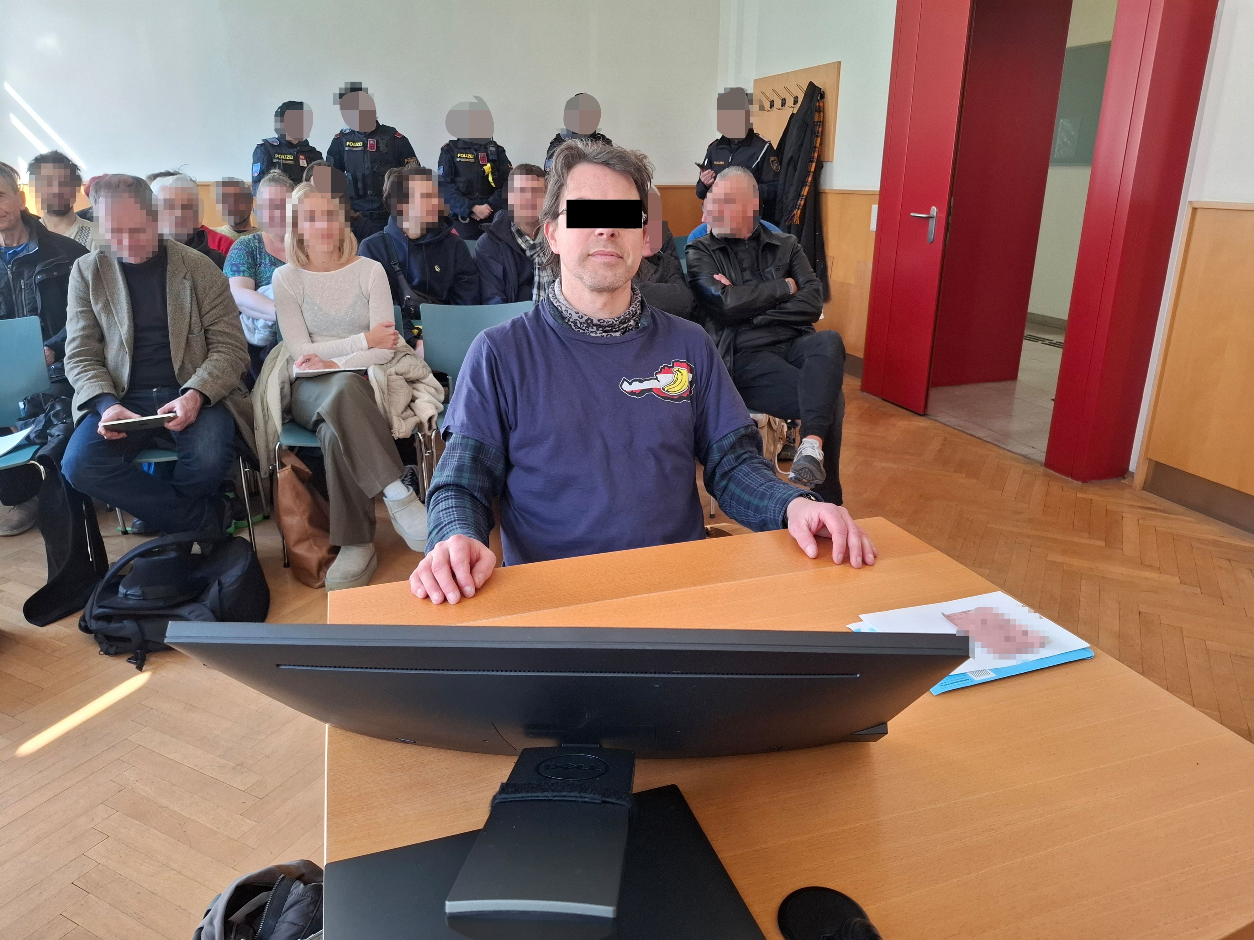 Christian A. mit vielen Unterstützern im Verhandlungssaal.