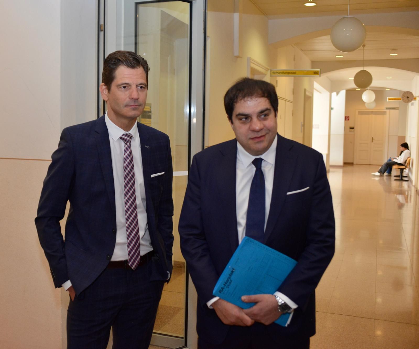 Ex-Bürgermeister Hannes Koza in Wr. Neustadt vor Gericht – hier mit seinem Verteidiger Sascha Flatz