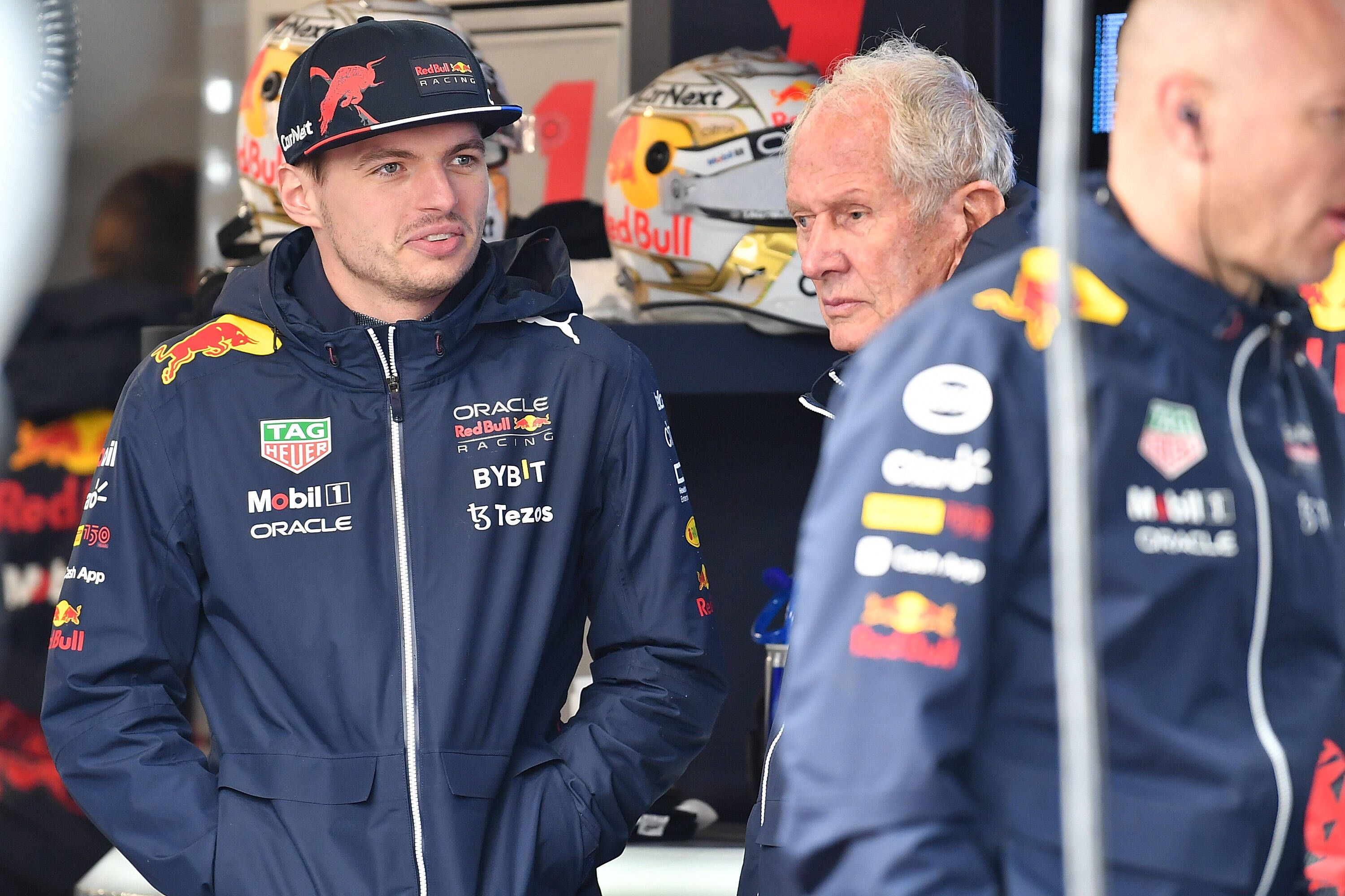 Max Verstappen (l.) und Helmut Marko sind (noch) bei Red Bull vereint.