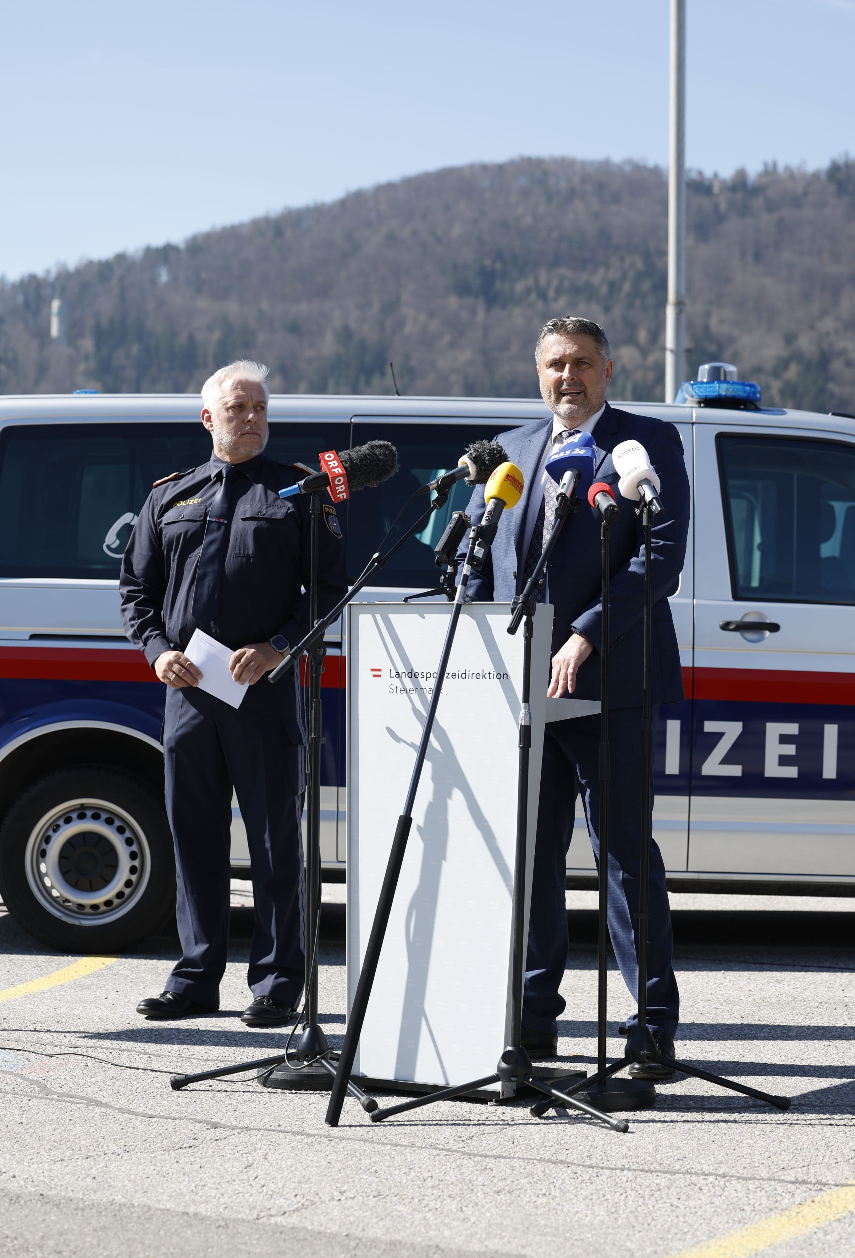 Generalmajor Joachim Huber (Stv. Landespolizeidirektor, links) und Brigadier Michael Lohnegger (LKA Stmk.) beim Pressestatement zur Groß-Razzia am 21. März 2025.