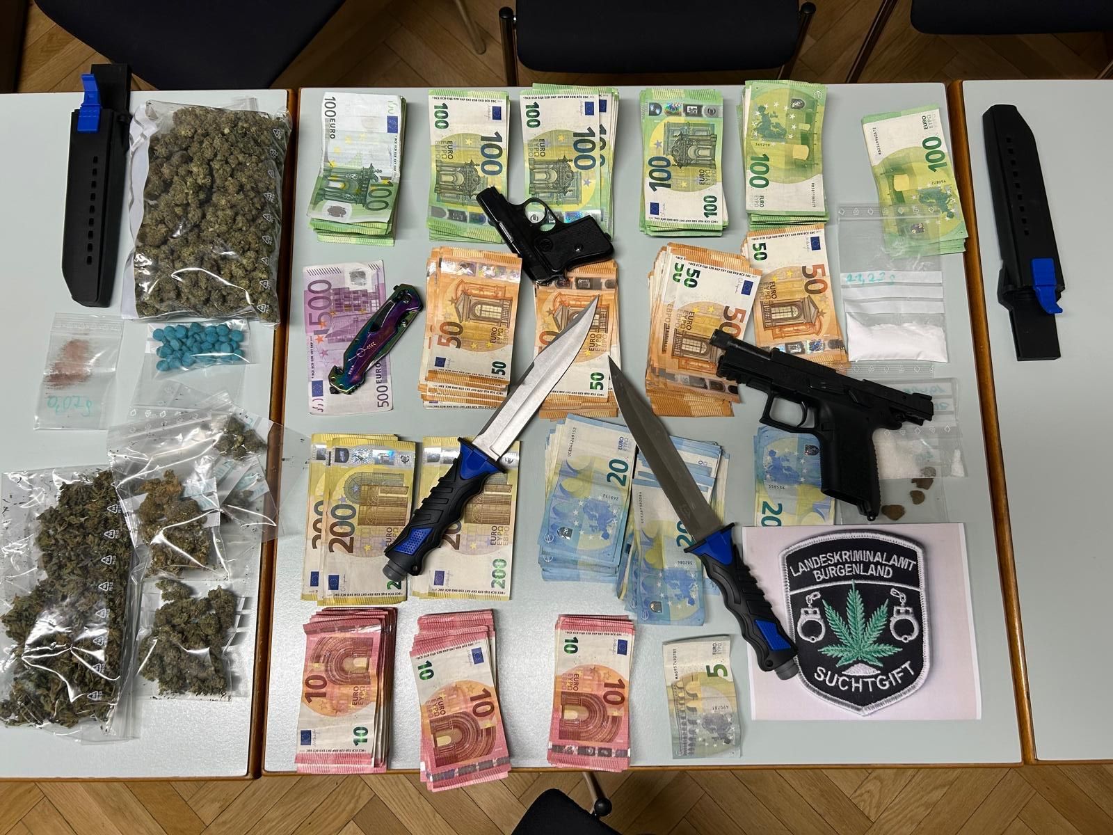 In der Wohnung wurden Waffen und Bargeld sichergestellt.