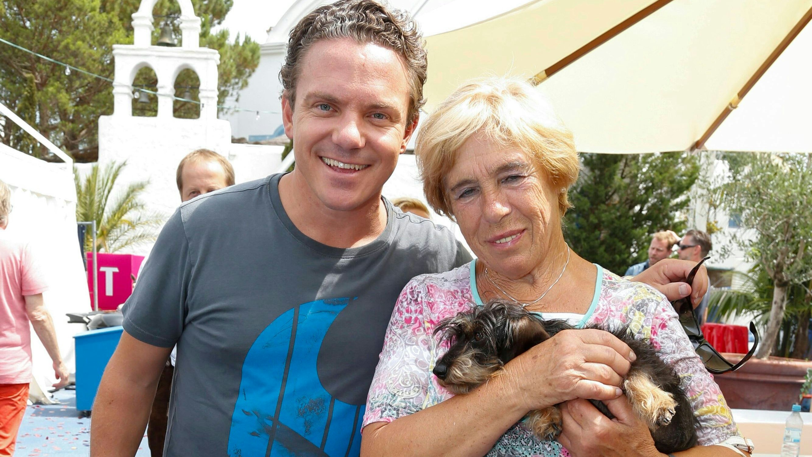 Heute.at - Mross kämpft mit Tränen: In meinem Arm eingeschlafen