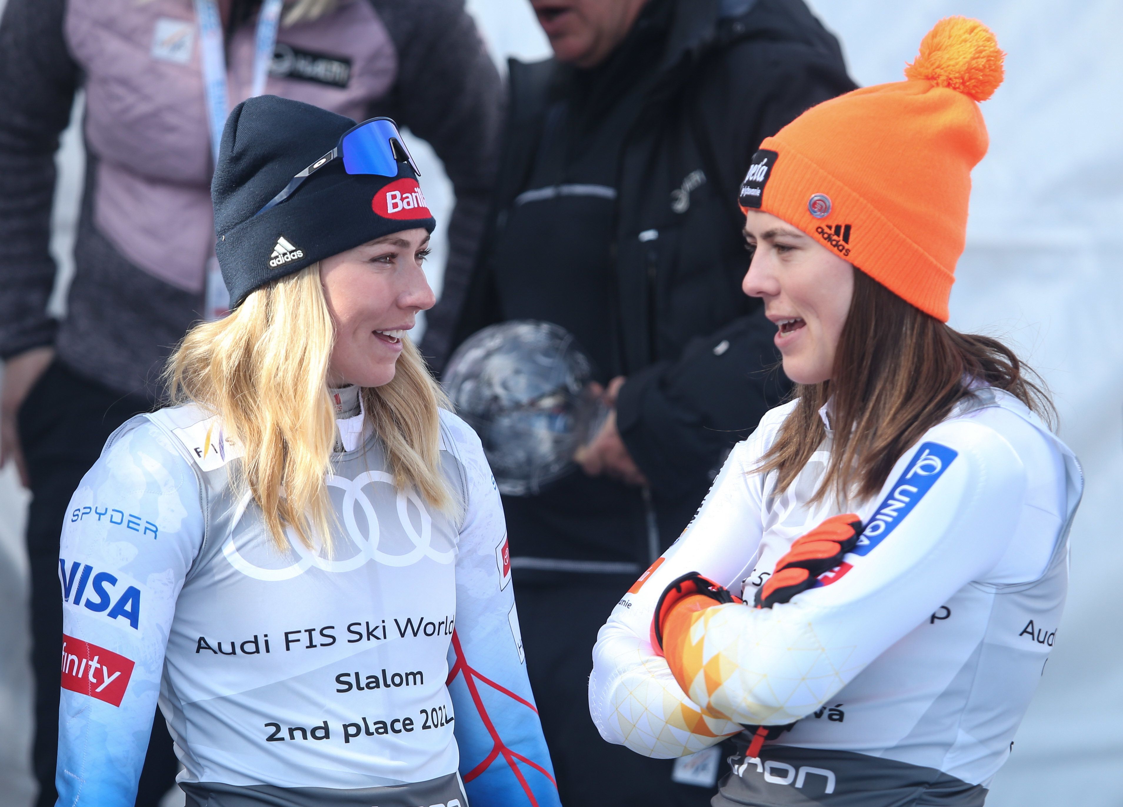 Petra Vlhova (r.) muss erneut operiert werden.