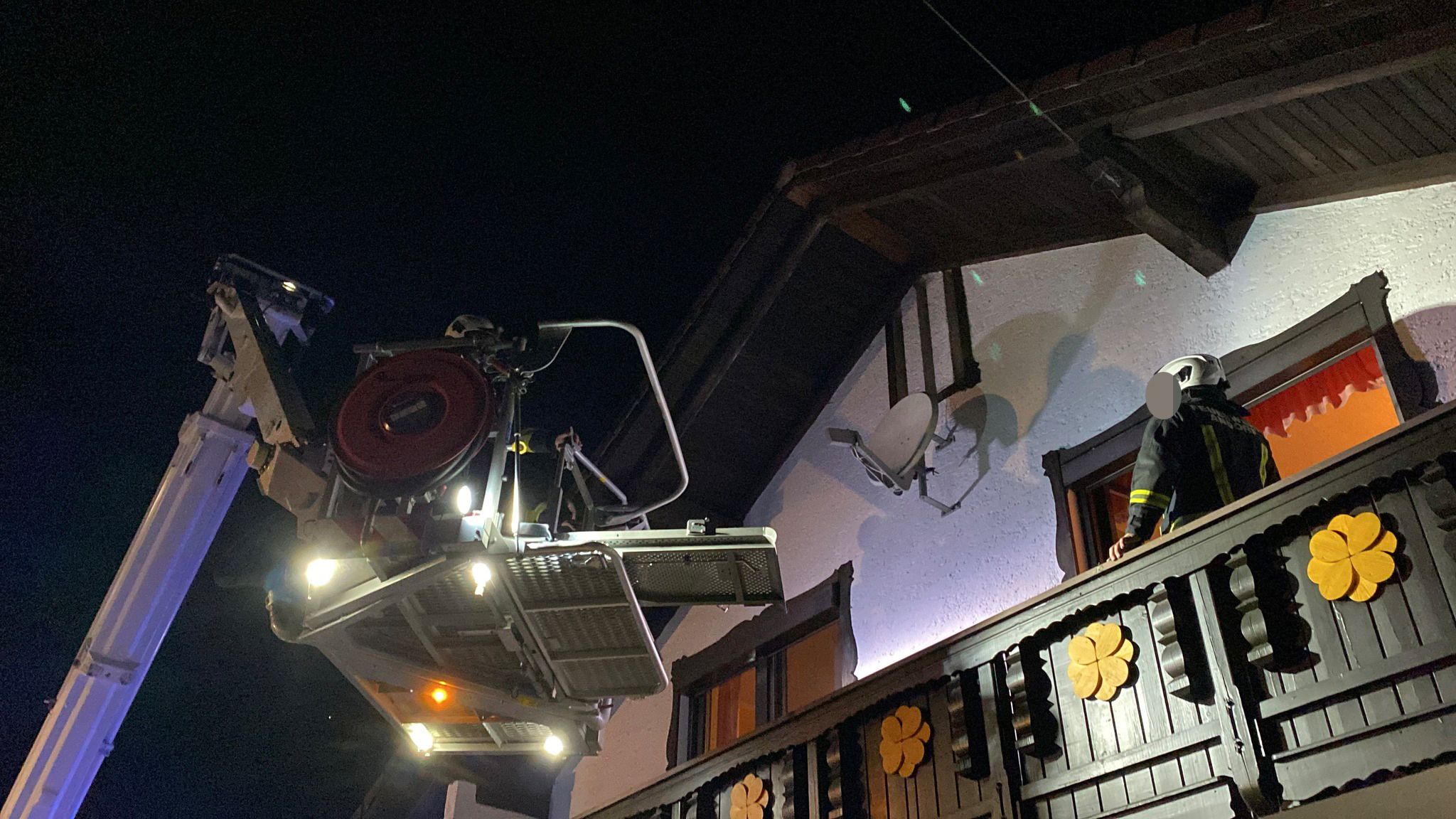 Die FF Andorf musste mit einer Teleskopmastbühne anrücken, um den Verletzten aus seinem Haus zu retten.