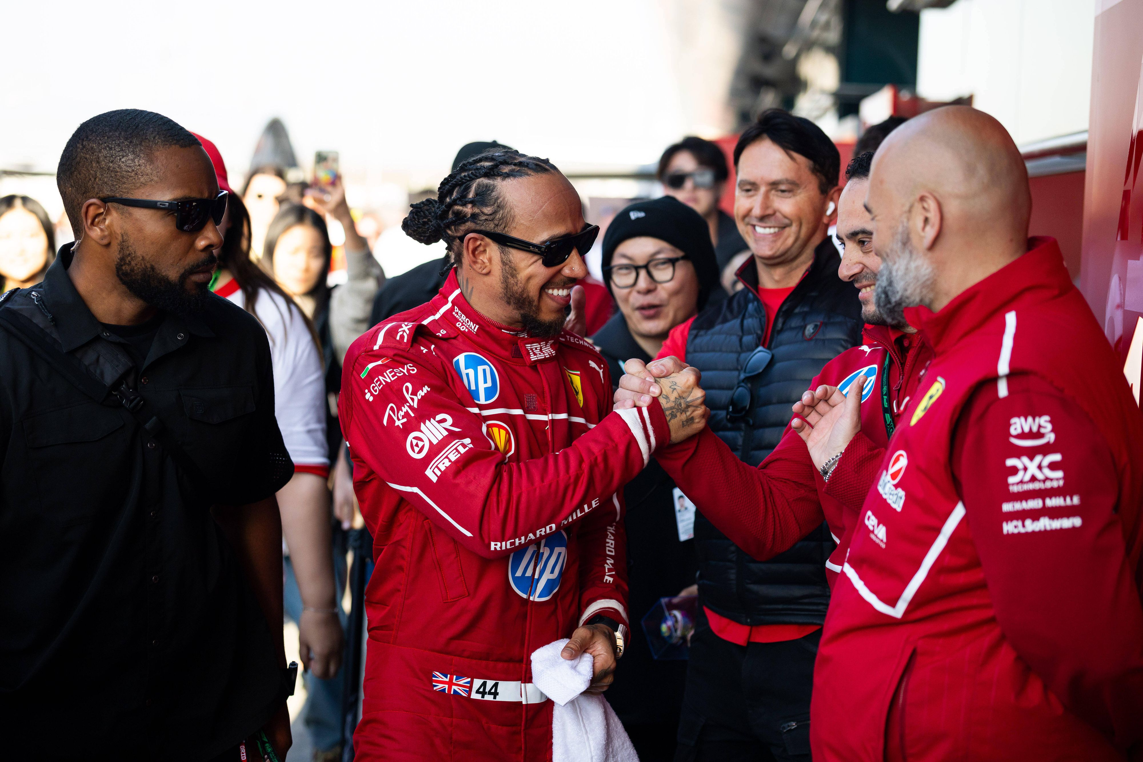 Lewis Hamilton schlägt mit seiner Ferrari-Crew ein.