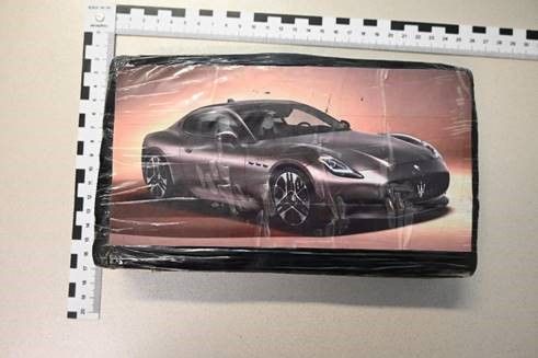 Die Drogen waren in einem Paket mit Sportwagen-Aufdruck.