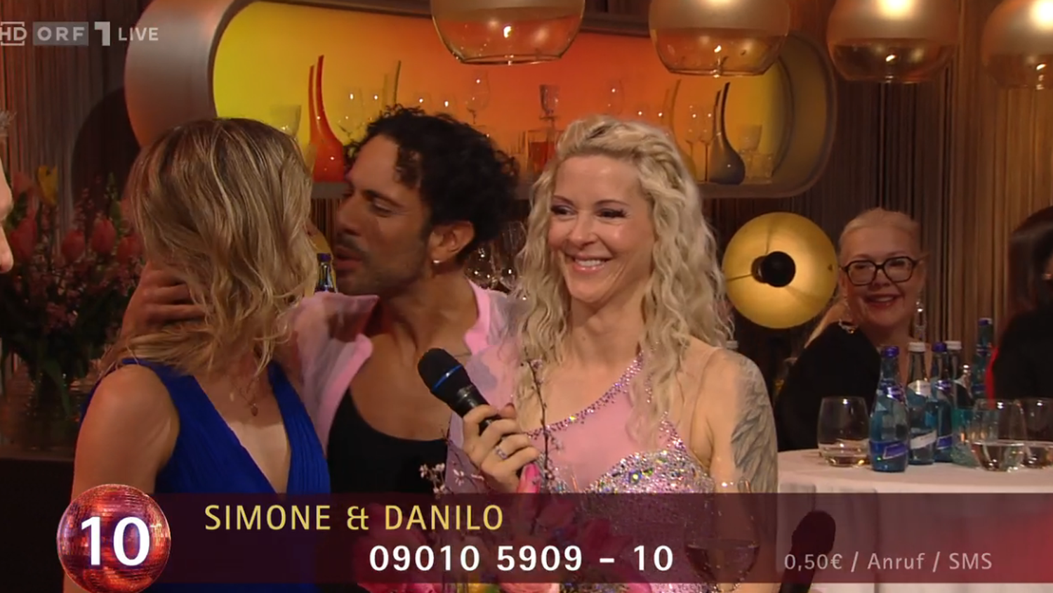 Bei Dancing Star gab es einen Kuss während des Interviews.